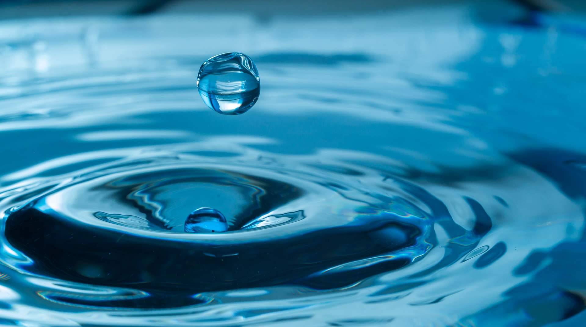¿Cómo ayuda el agua descalcificada a las pieles atópicas?