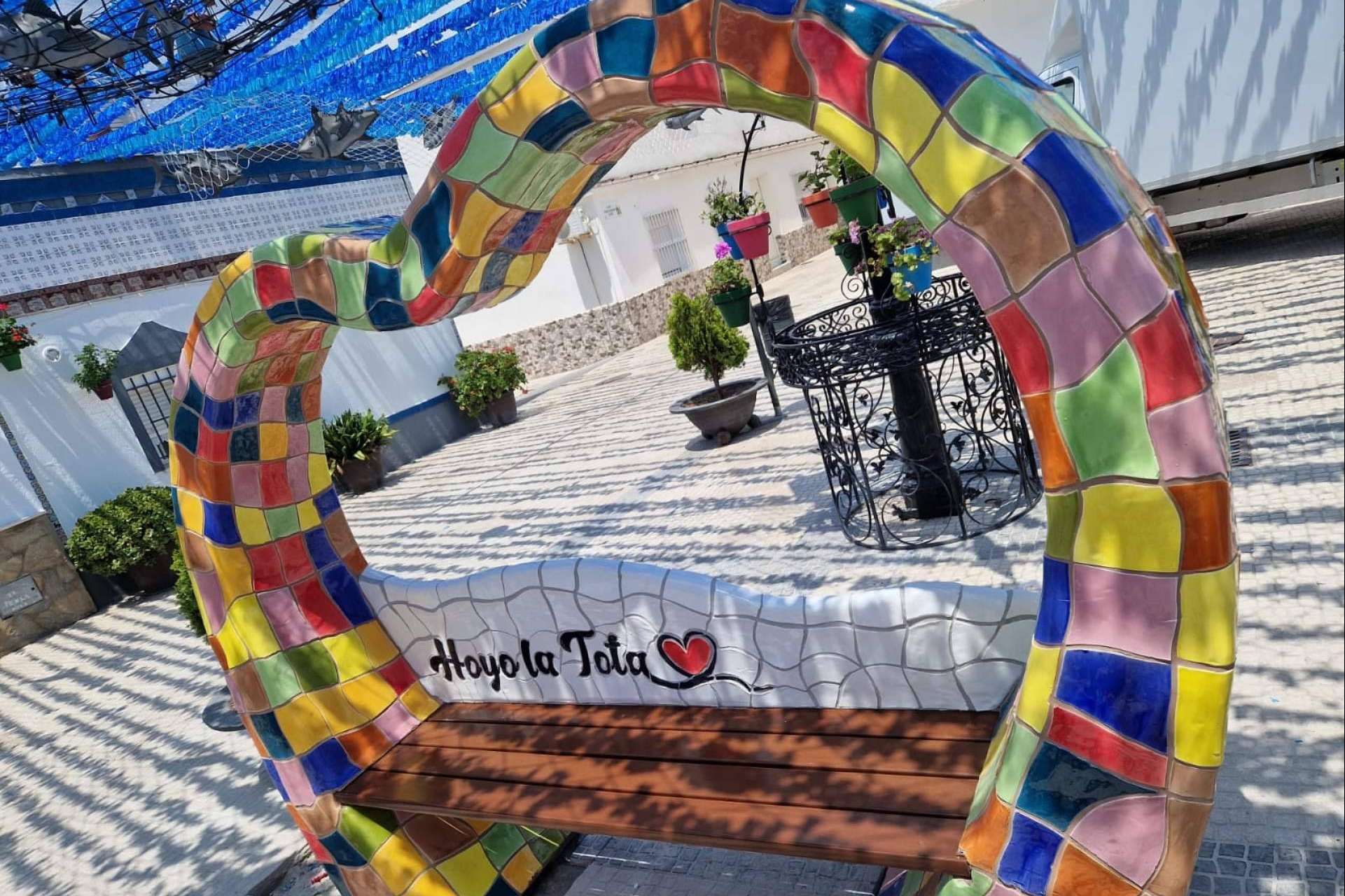MobuArteX ha llegado a las playas de Barbate con sus bancos temáticos modelo Corazón