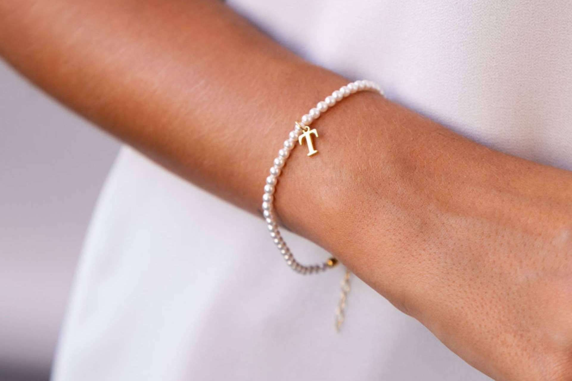 Pulseras con iniciales, un regalo significativo para alguien especial