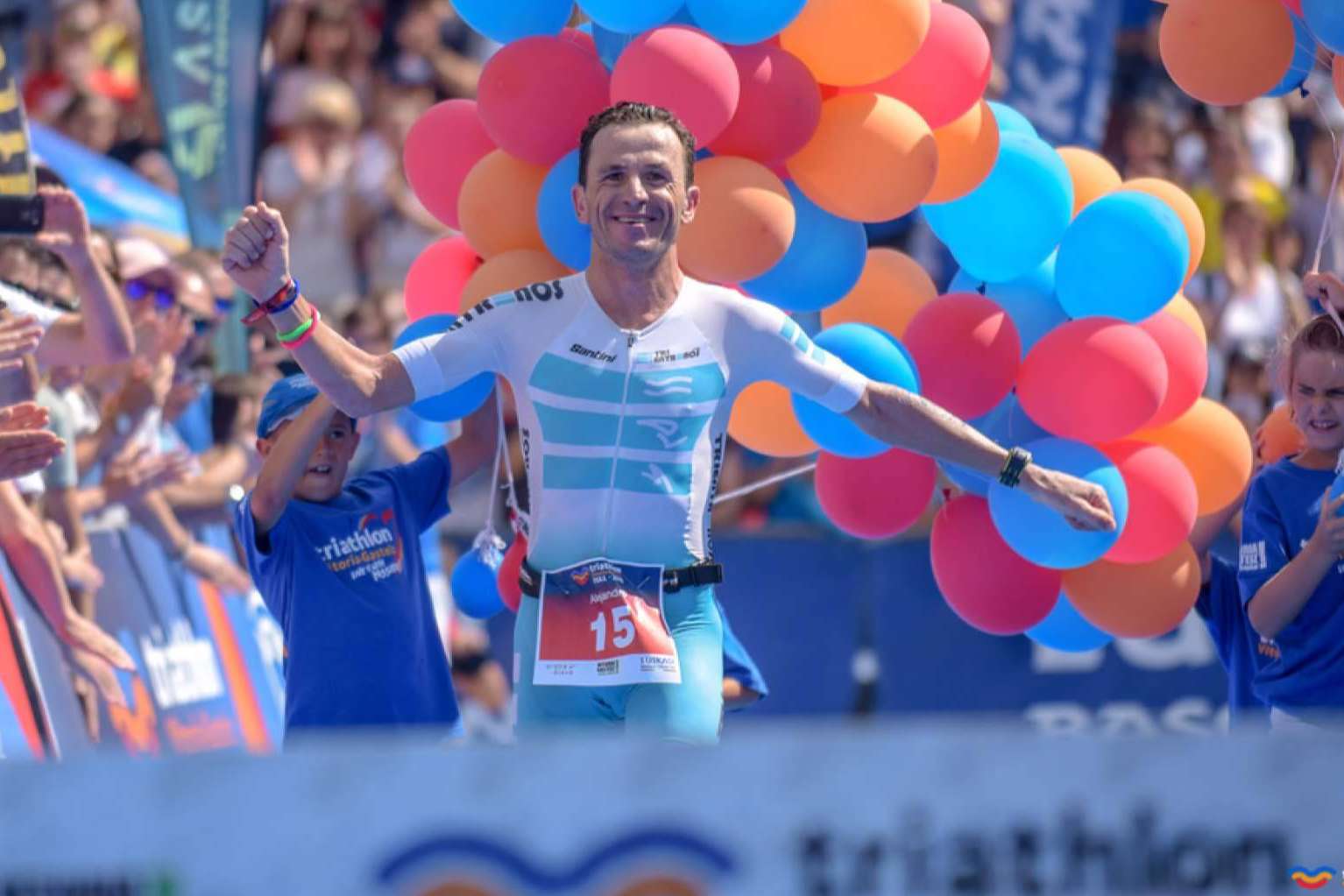 El entrenador personal de Trientrenos ayuda a preparar un triatlón