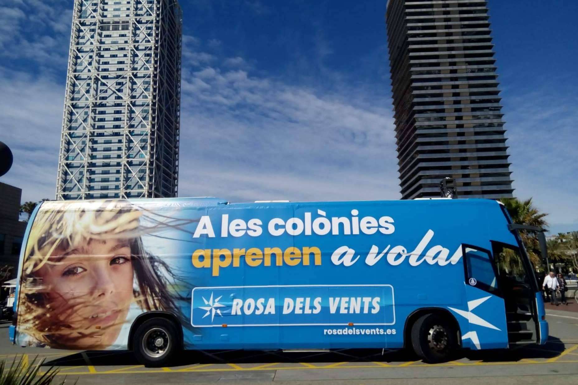 Conocer los beneficios de la publicidad exterior con vehículos y autobuses promocionales
