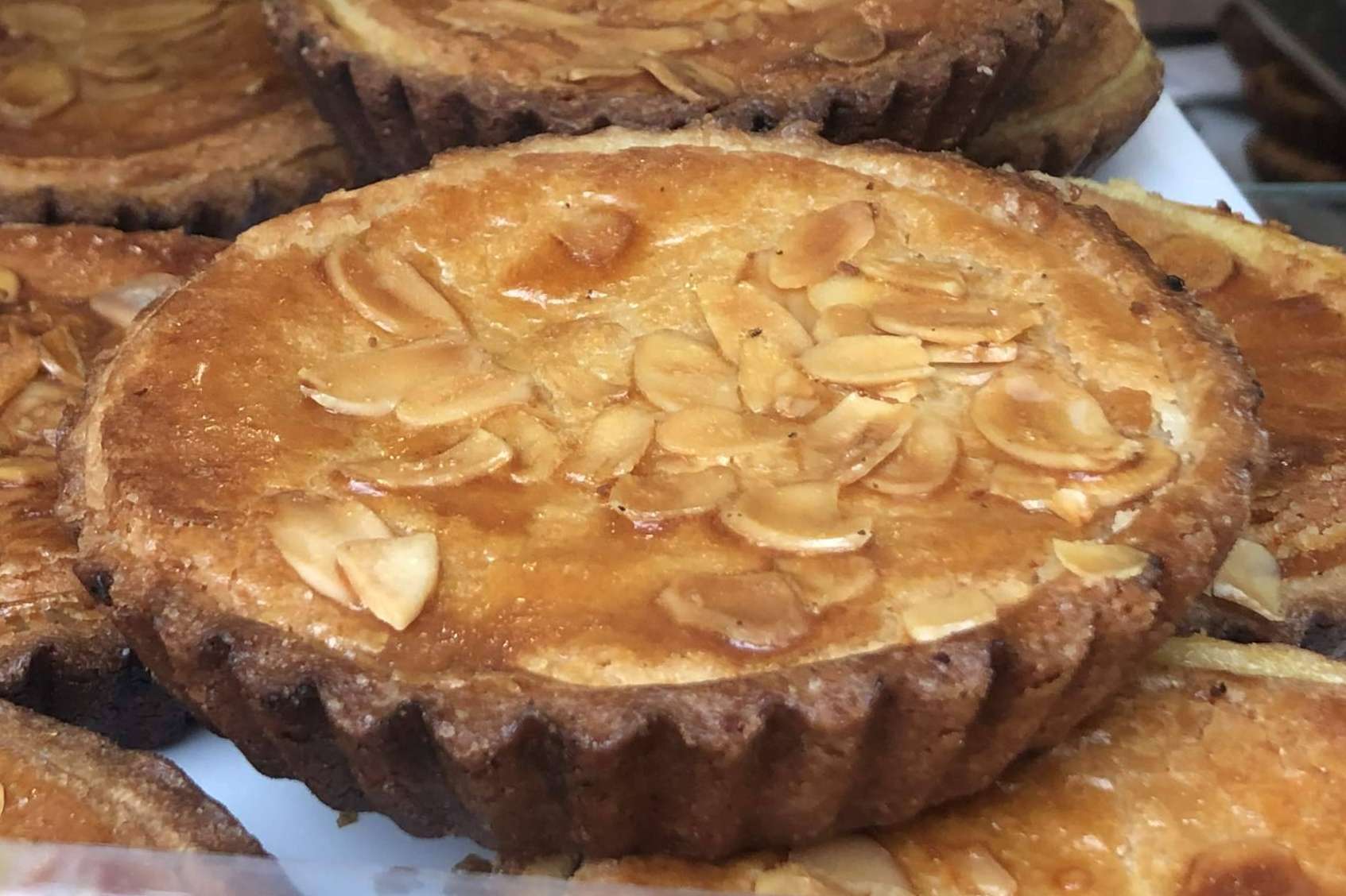 Dos postres que se deben probar en San Sebastián; la tarta de queso y Pastel Vasco de Pastelería Oiartzun