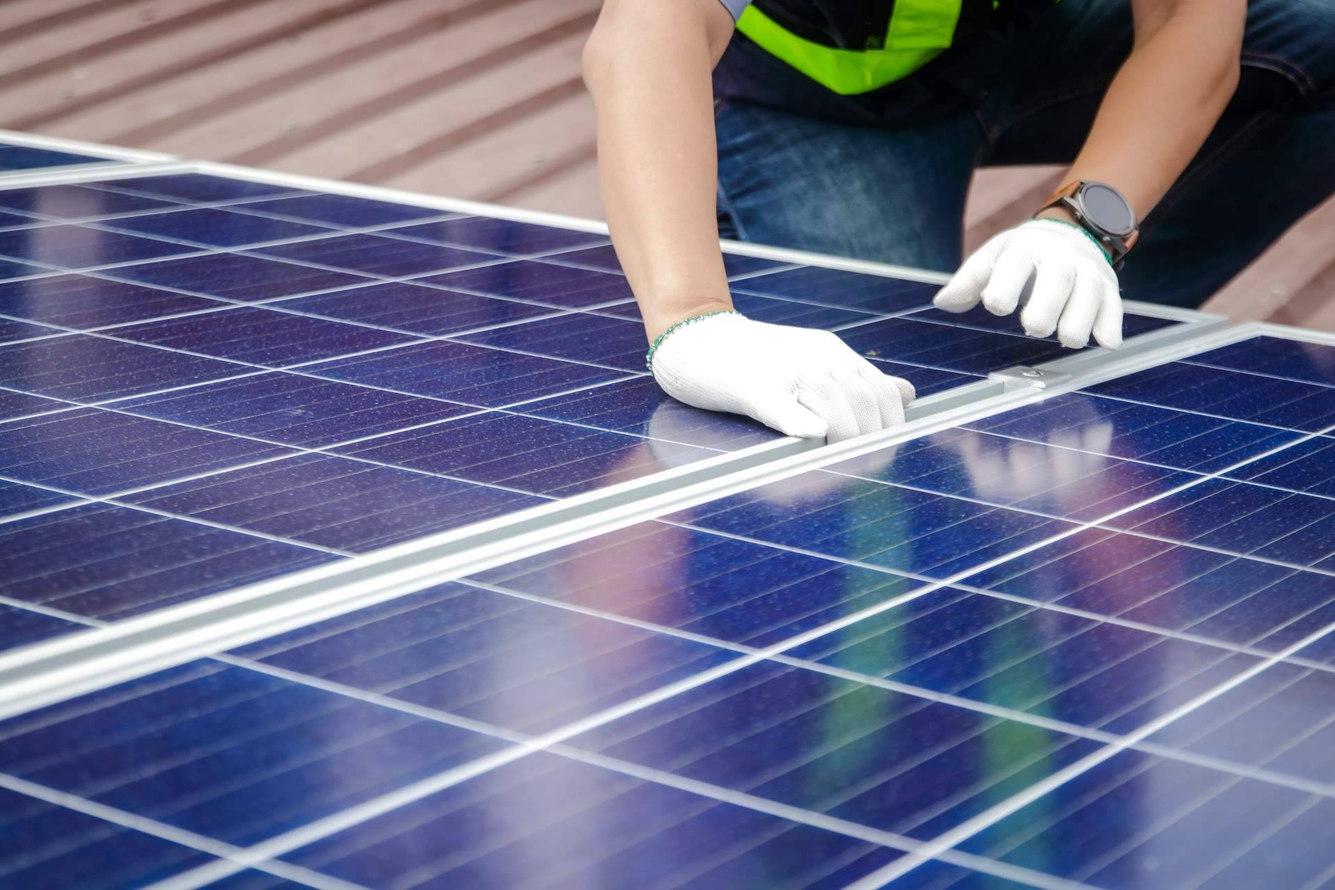 Acierta Eficiencia, empresa especializada en la instalación de placas fotovoltaicas para empresas y hogares