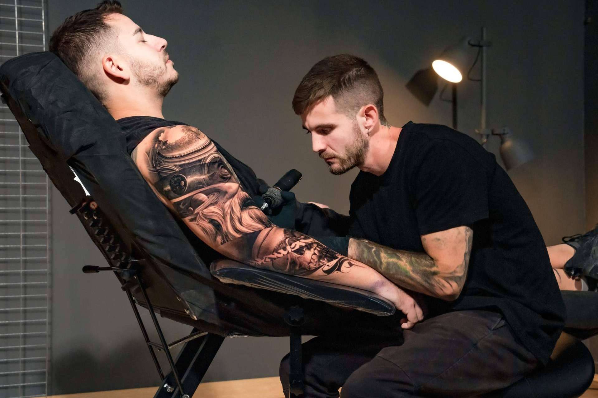 ¿Cómo se trabaja el realismo tatuajes brazo entero hombre sin dañar la piel? Lo enseña Habbility