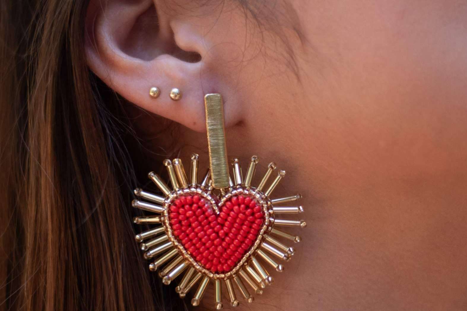El impacto de piezas coloridas en verano; la joyería artesanal colombiana y los bolsos wayuu
