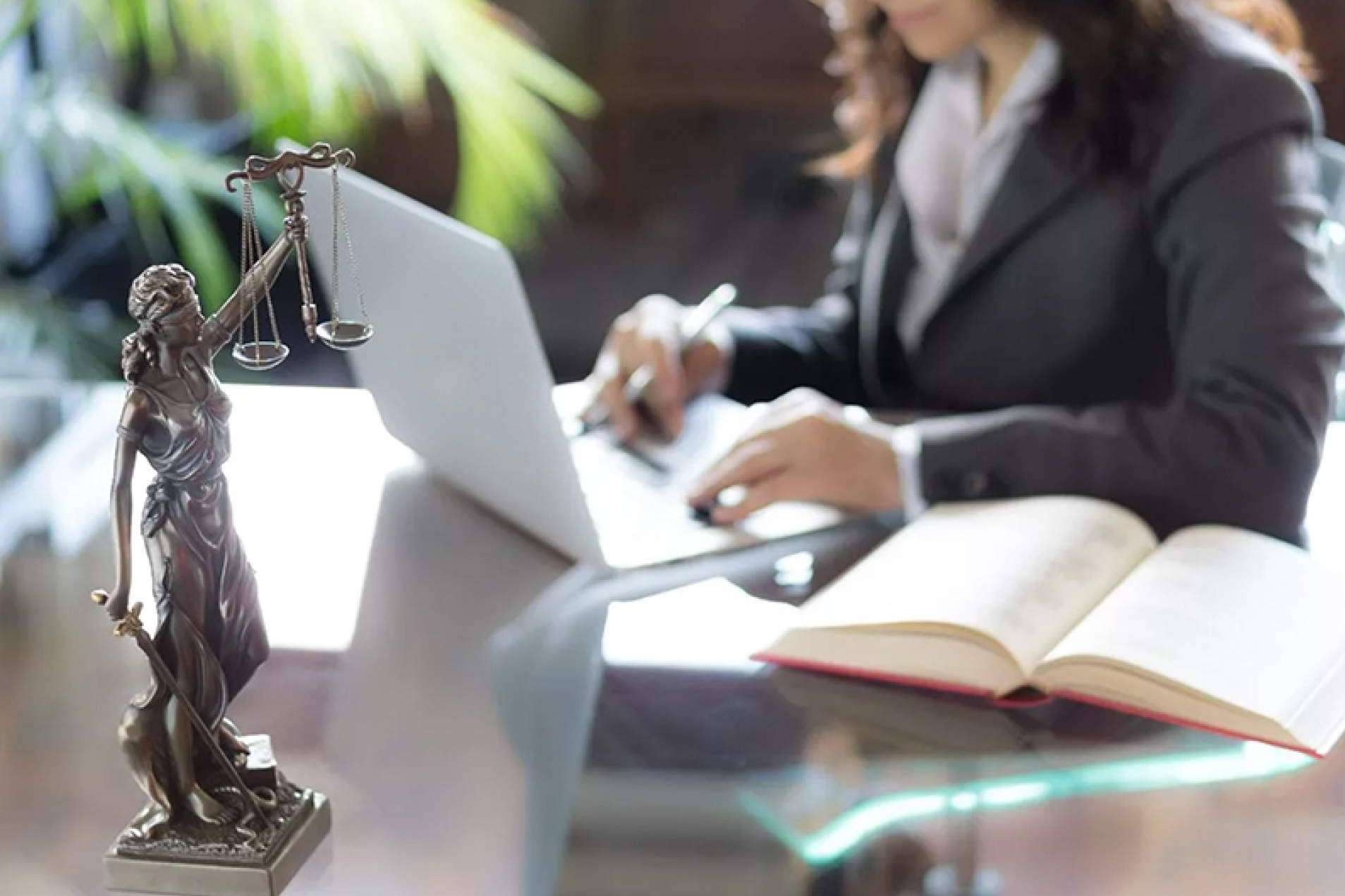 ¿Cuál es la oferta educativa de la Universidad Latinoamericana de Ciencias Jurídicas?