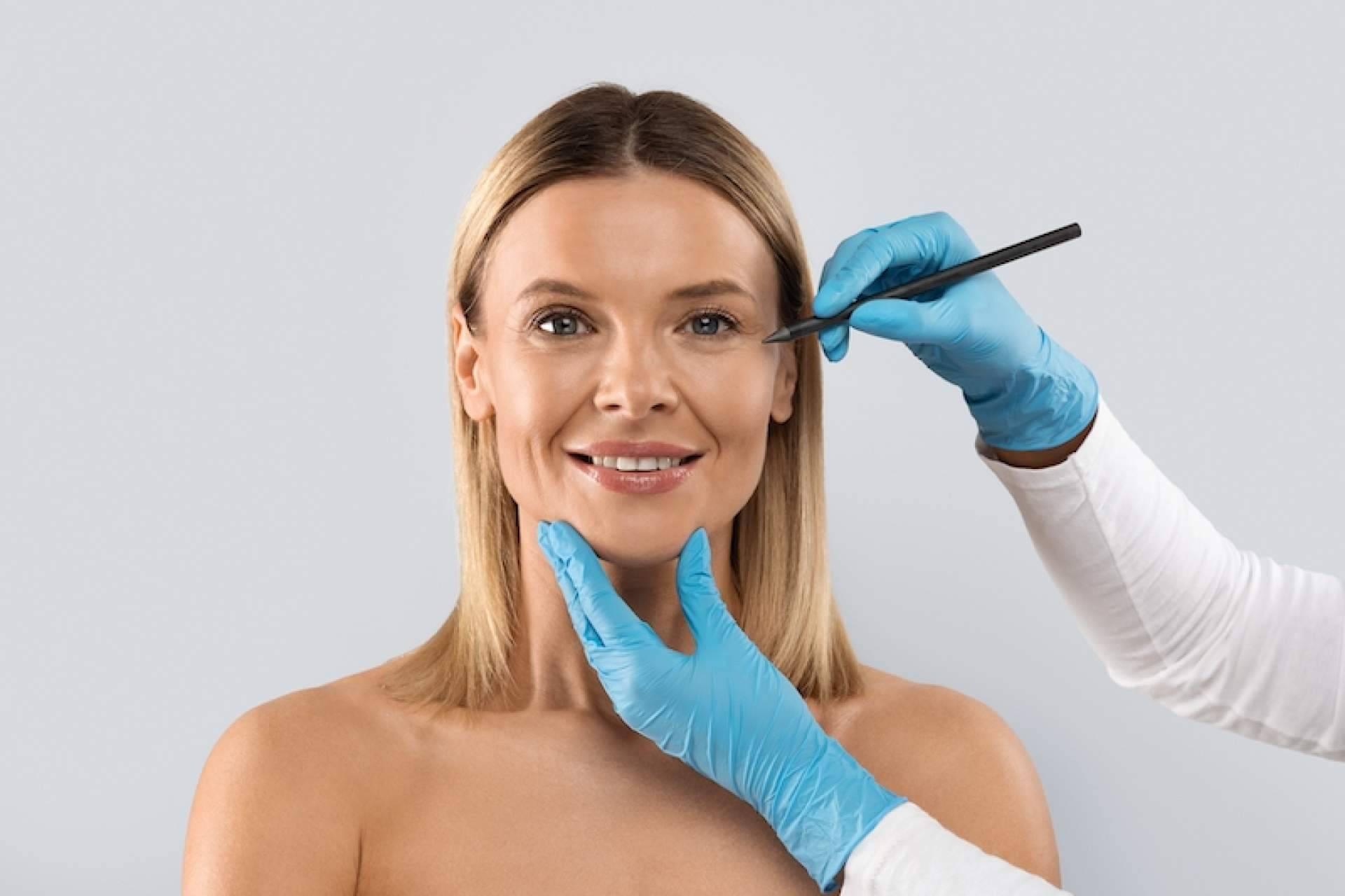 Tratar los párpados superiores e inferiores cuando existe piel redundante con la ayuda de la blefaroplastia no quirúrgica