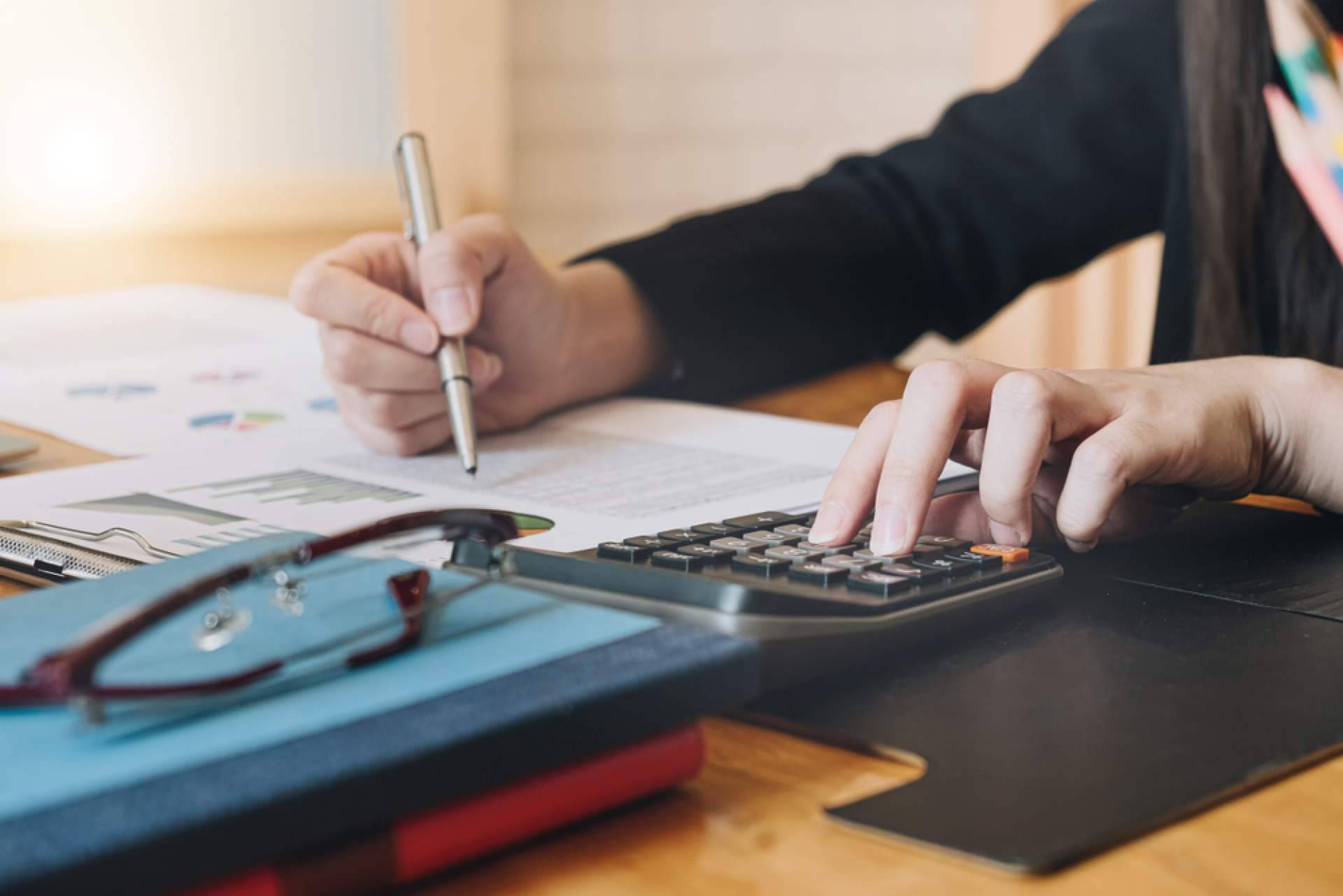 Utilizar un fiduciario o agente Escrow y sus ventajas