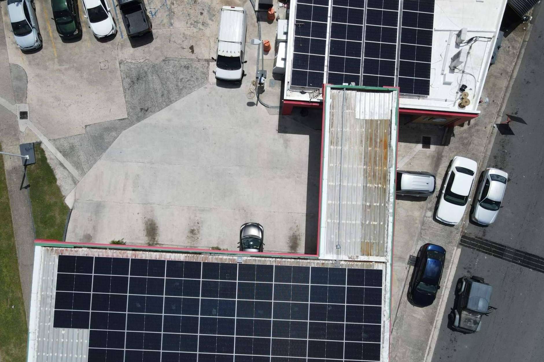 Proyecto solar en gasolineras Puma y Texaco, con reSOLient