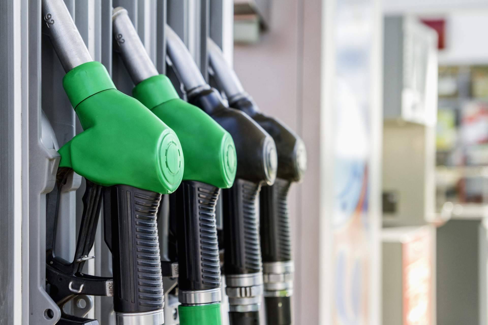 Ahorrar combustible en un coche con los consejos de Enginer