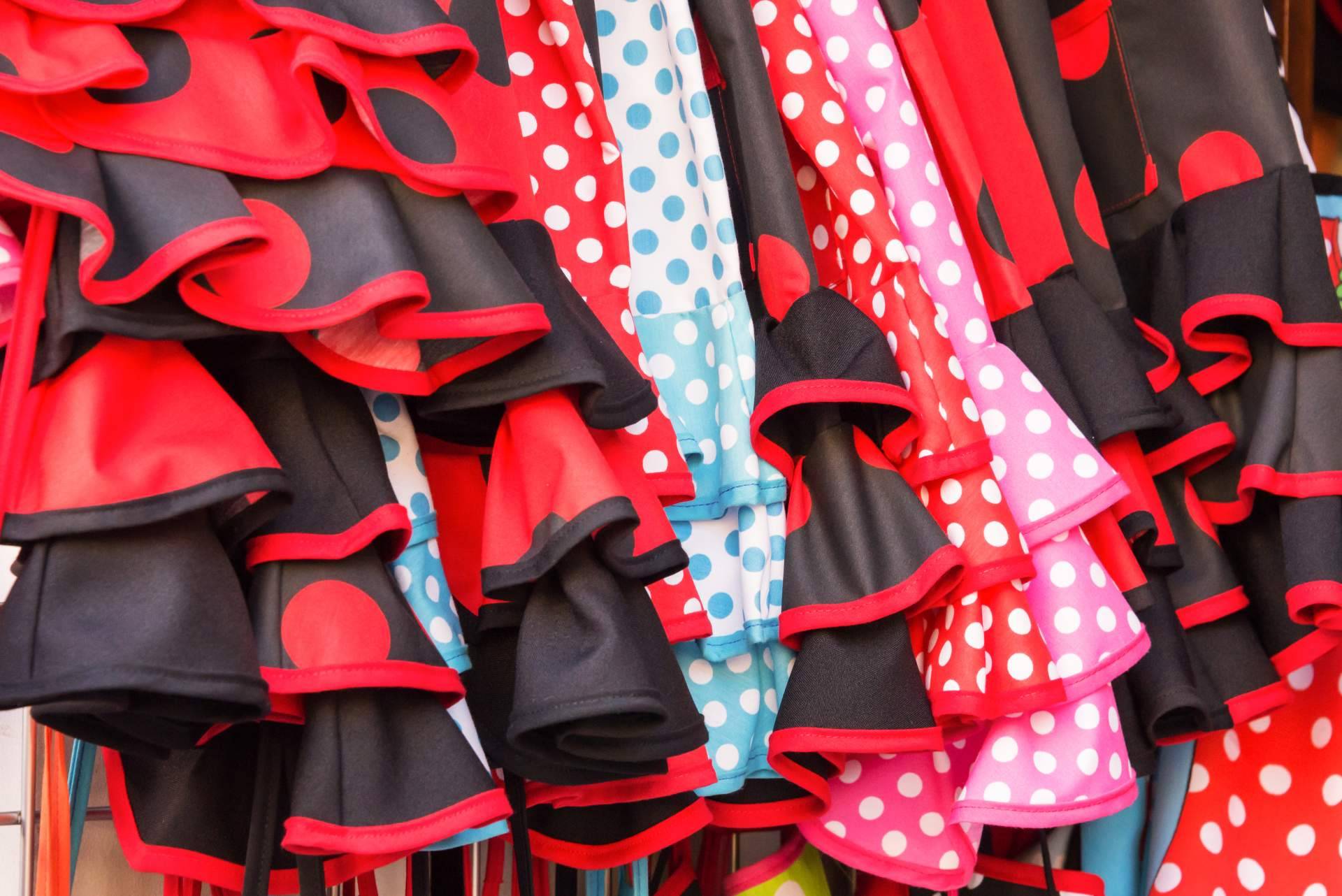 La falda rociera; el atuendo flamenco auténtico que refleja cultura y moda andaluza en Viva La Feria