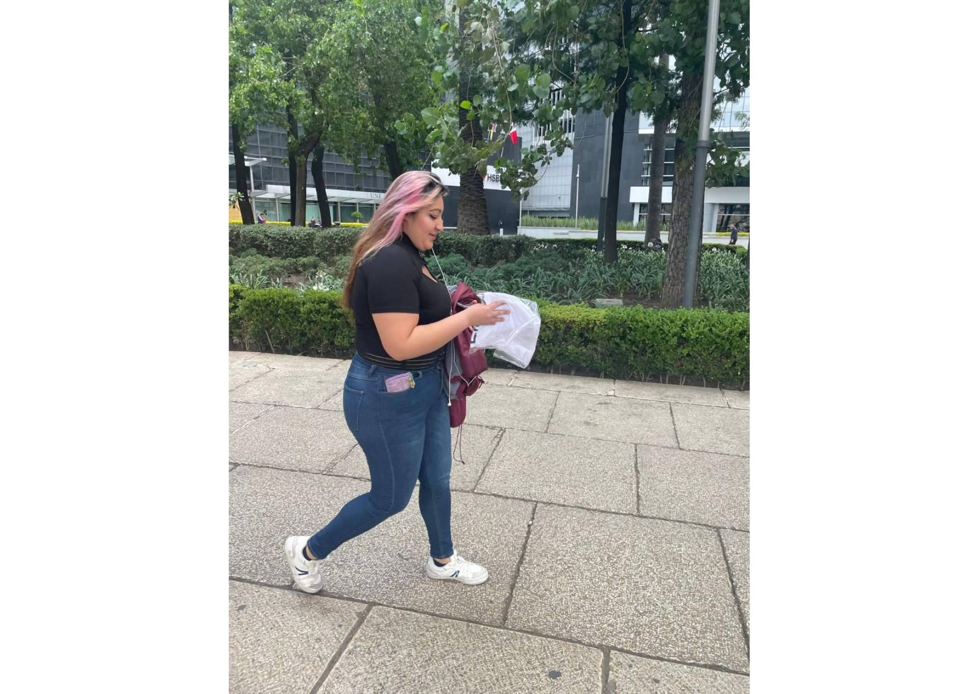 Berta Jayo regala camisetas con la palabra 'Libre' en sus nuevas performances