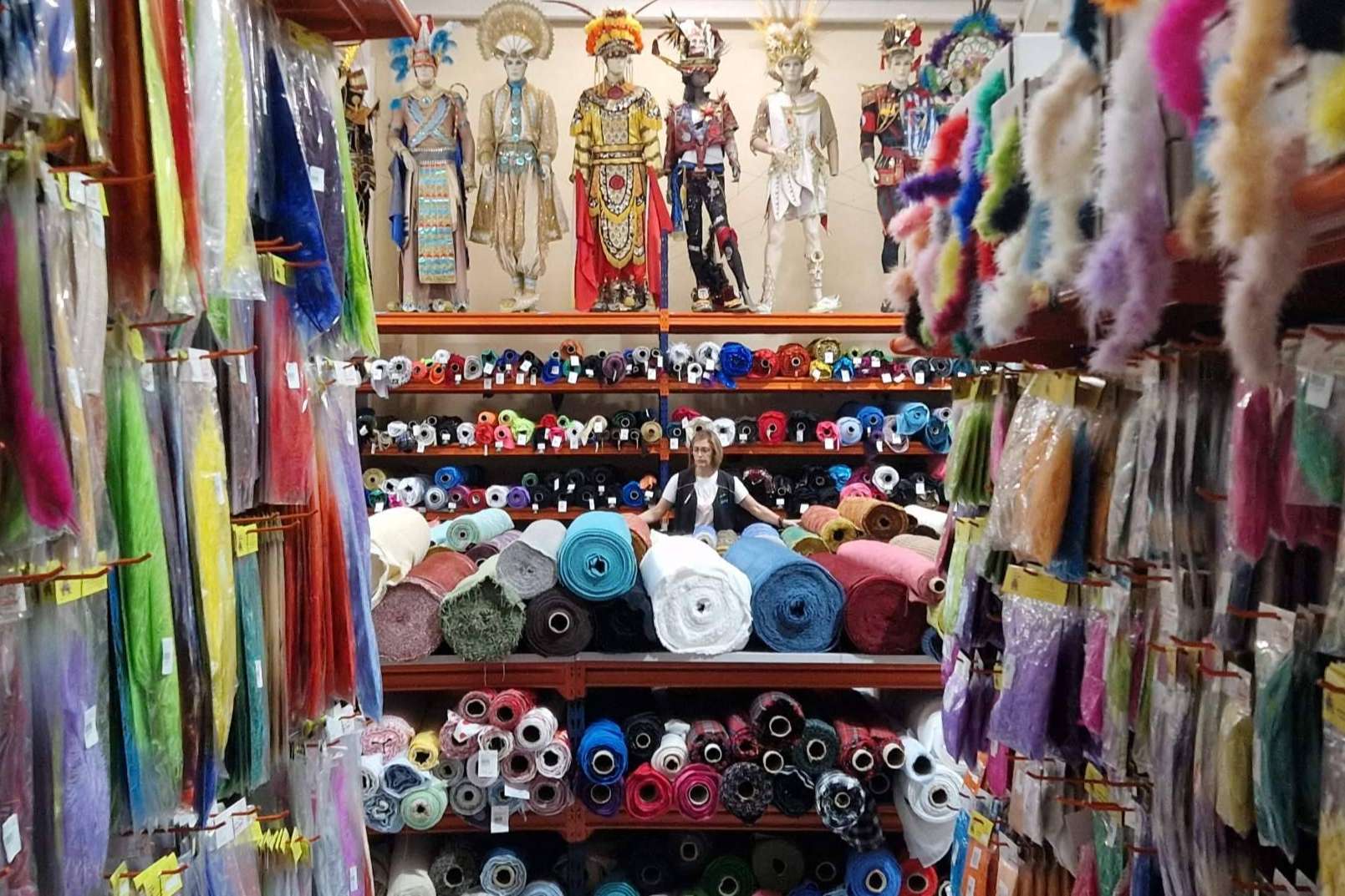 Descubrir la tienda de Carnaval Almacenes Casa Ángel, un paraíso de color y creatividad