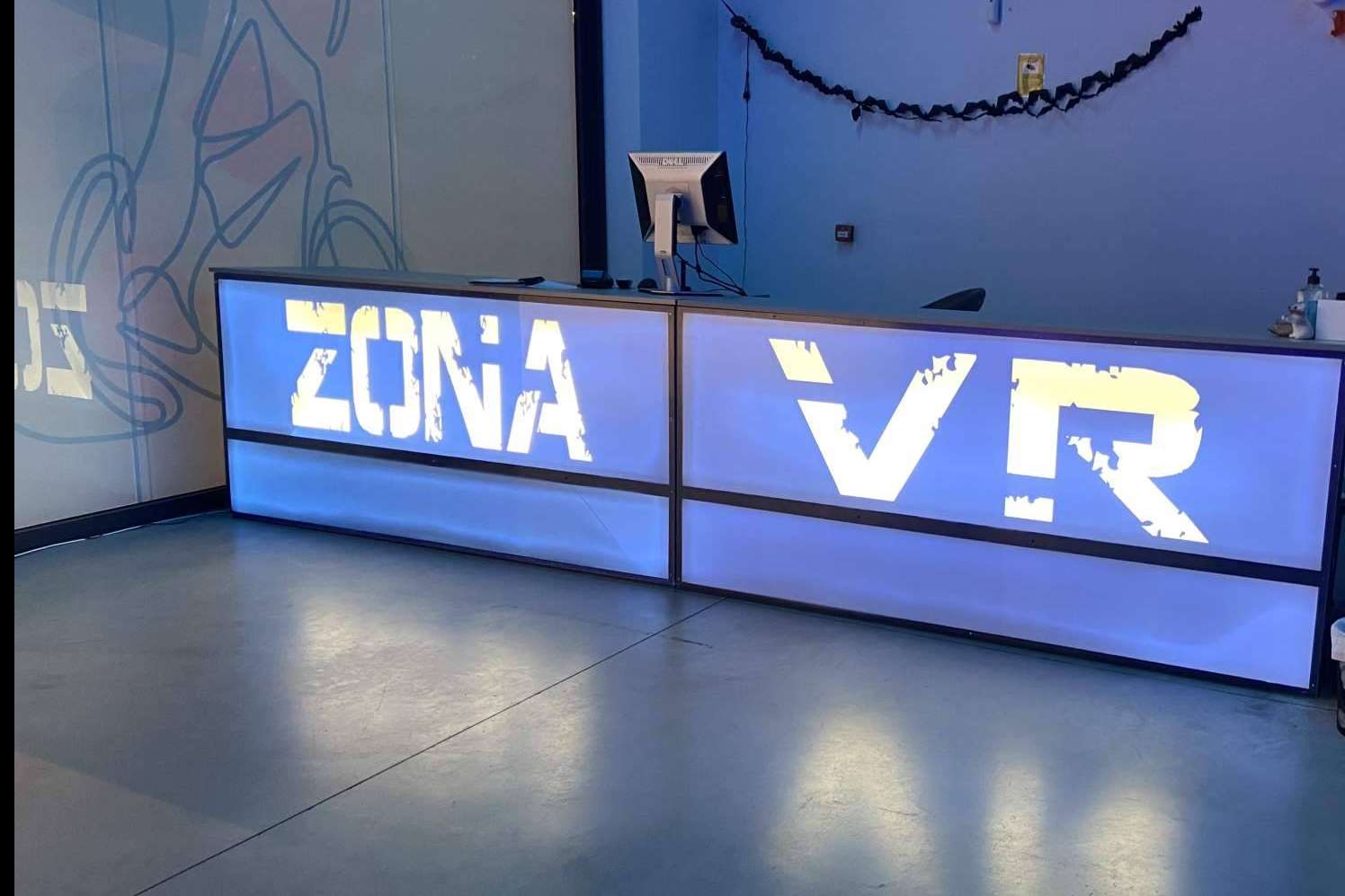Participar y divertirse en simuladores de realidad virtual y juegos temáticos Halloween con Zona VR