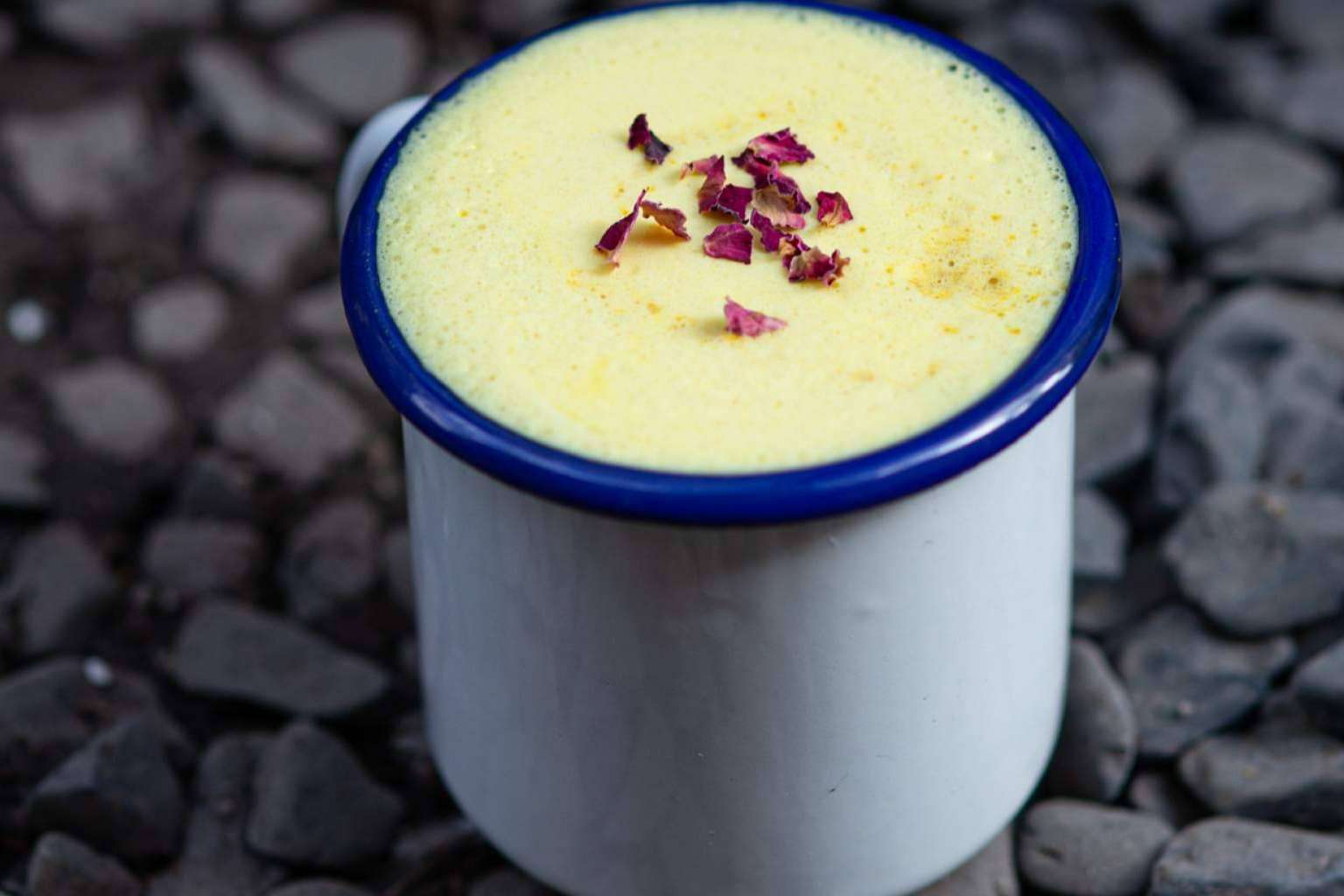 Preparar bebidas con ingredientes naturales con el chai latte en polvo de Chimo Chai