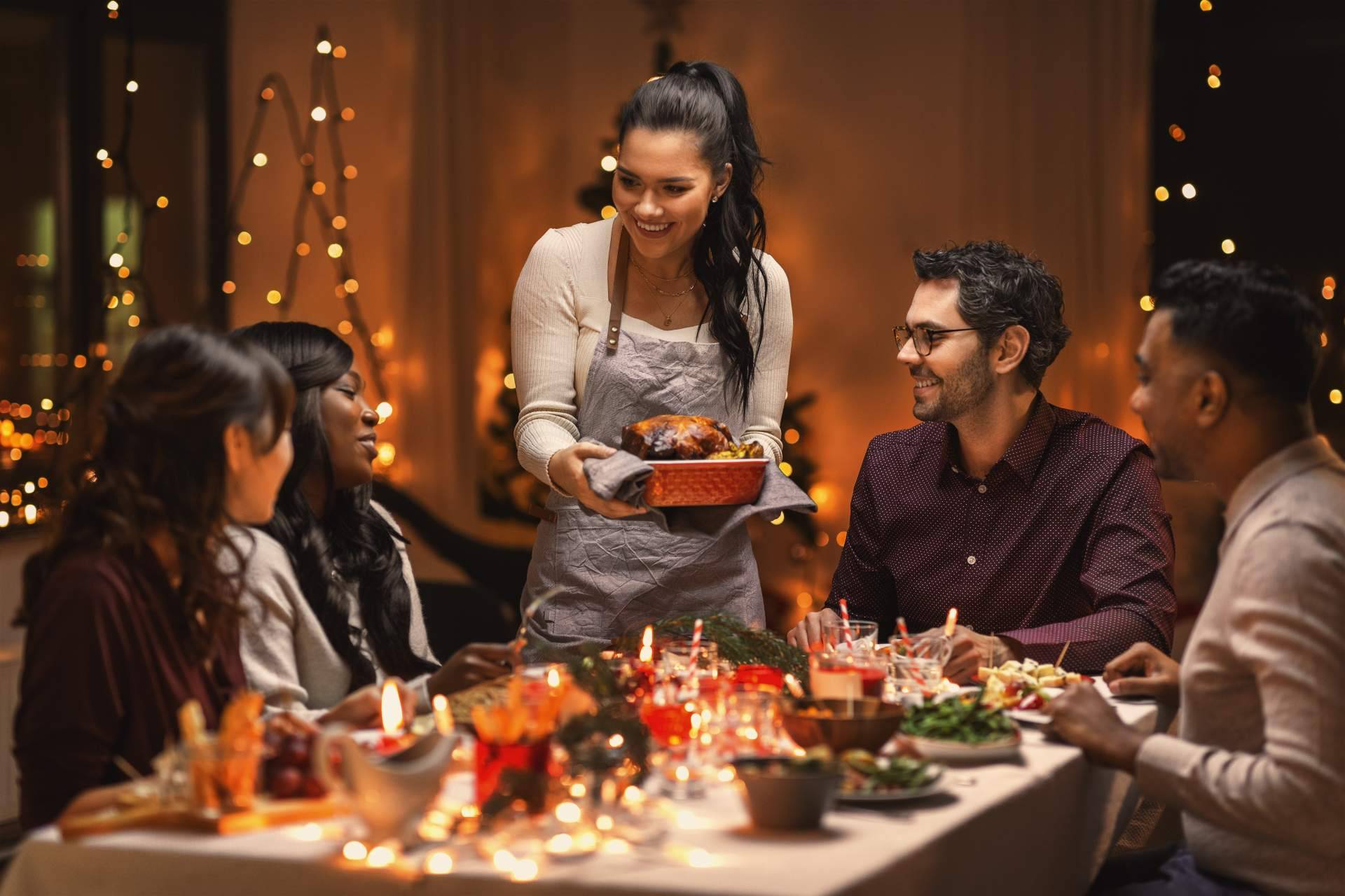 Controlar los excesos de comida en las fiestas usando enzimas digestivas