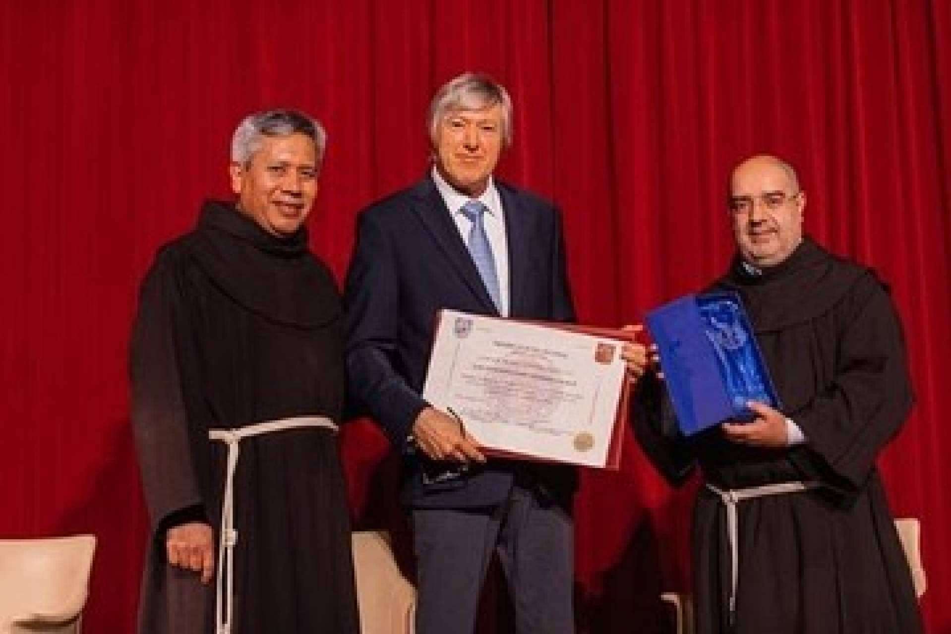 Alejandro G. Roemmers, galardonado con el Premio San Francesco