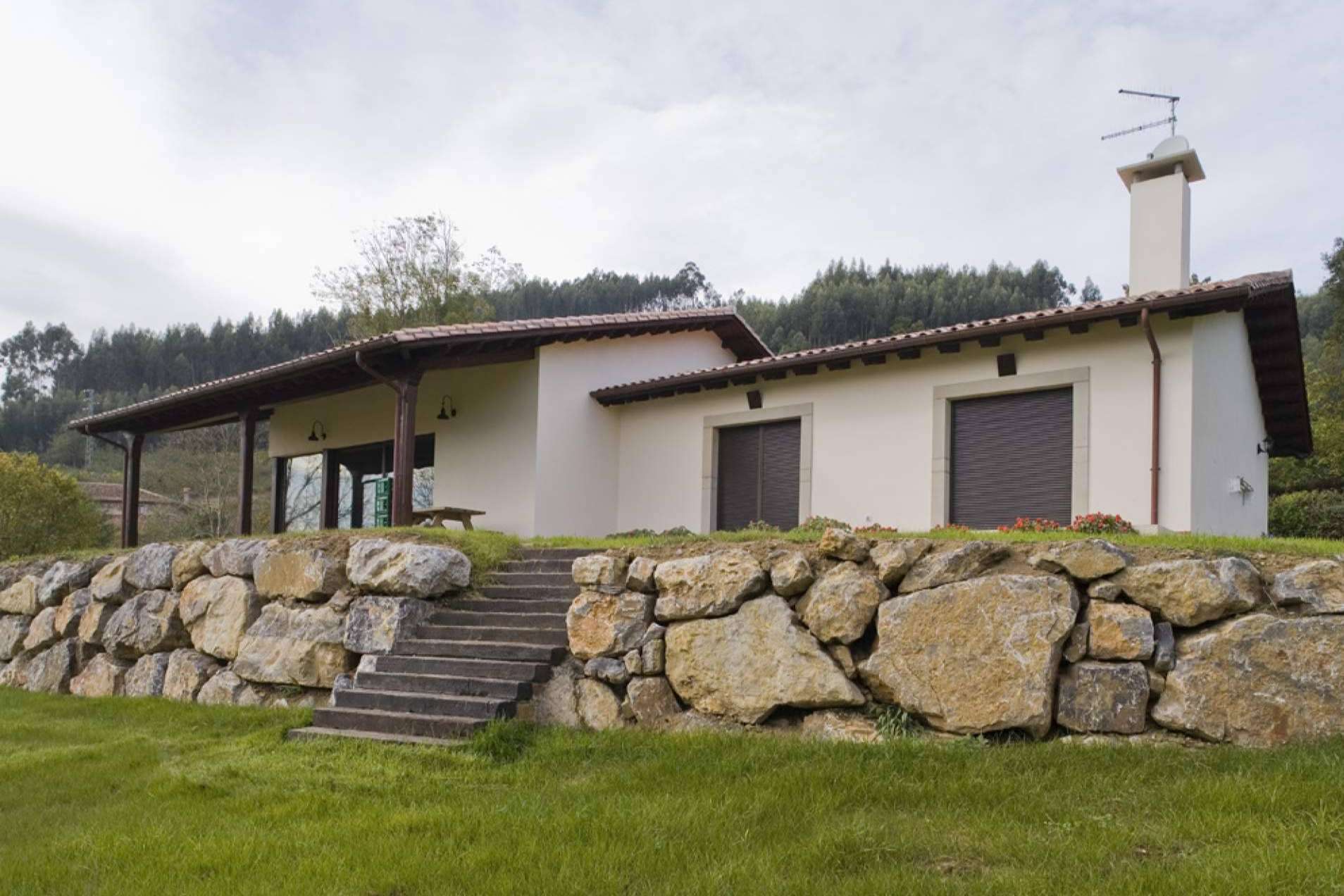 Las principales ventajas e inconvenientes de construir una casa de 2 alturas, por Pando Arquitectos