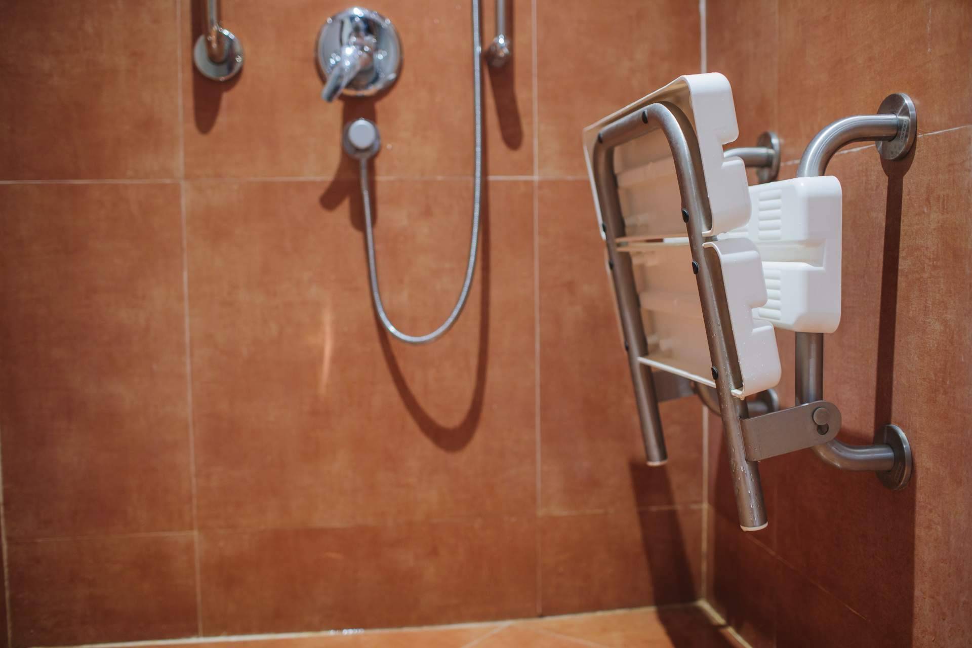 Los beneficios de la silla giratoria bañera para las personas con movilidad reducida, por Ortopedia Para Ti