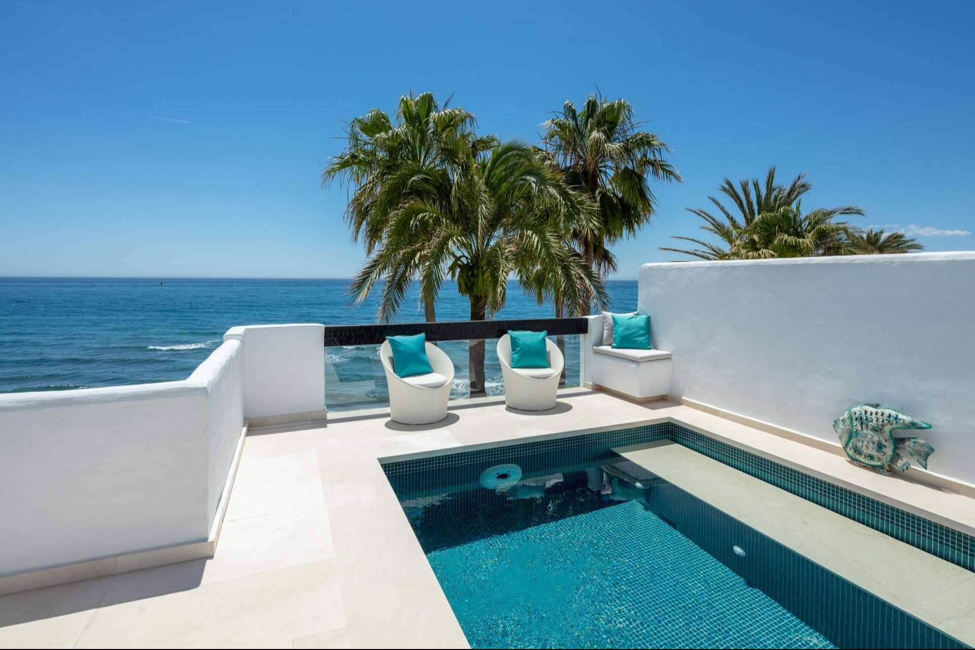 Las ventajas de tener propiedades de playa en Marbella, por Zeuthen & Company