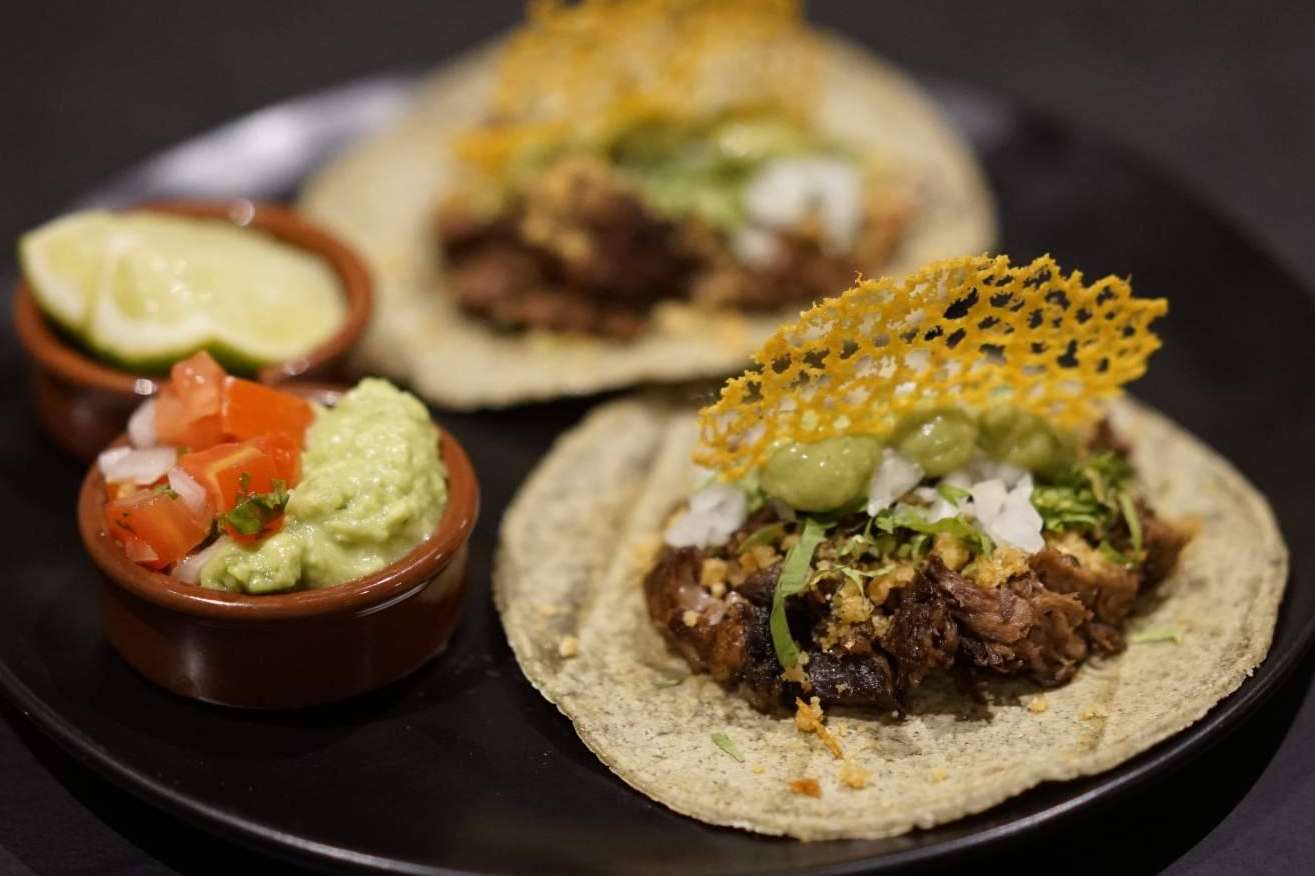 Degustar clásicos platos de la cocina tradicional mexicana en Hijo del Maíz