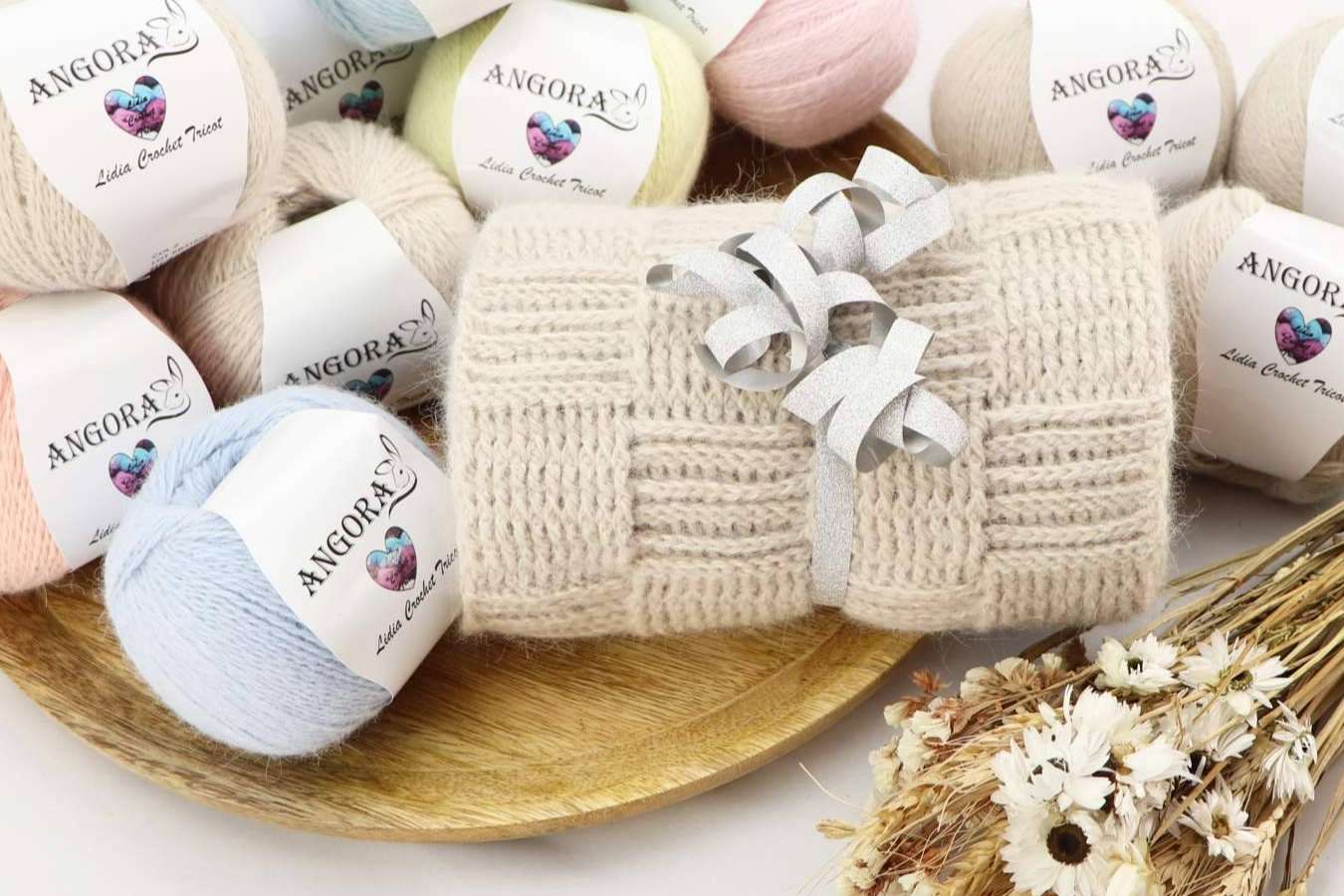 Lidia Crochet Tricot es una marca de hilos textiles usados para manualidades