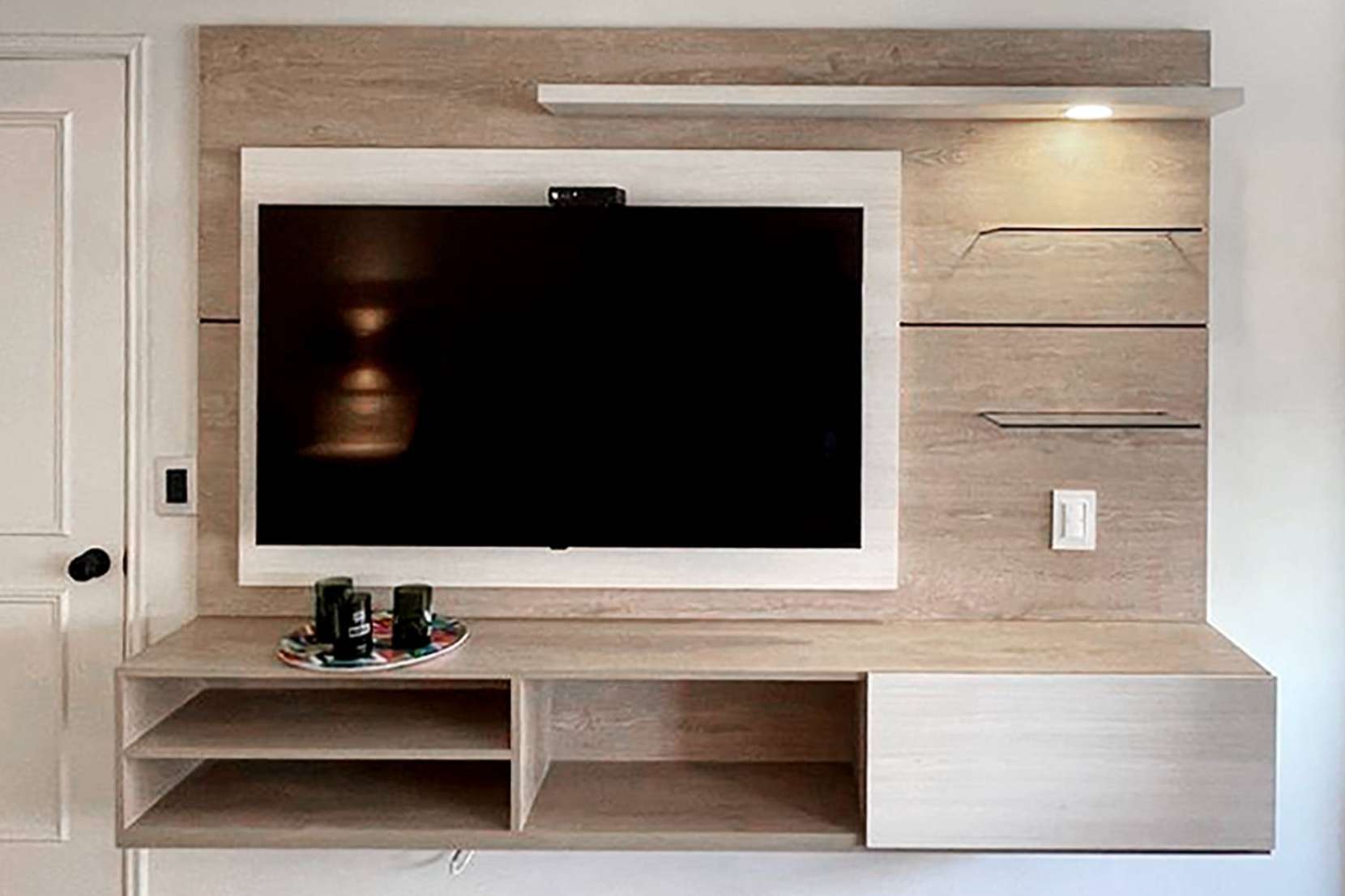 Diseño y fabricación de respaldos de cama y rack TV para espacios funcionales, con Webdecor