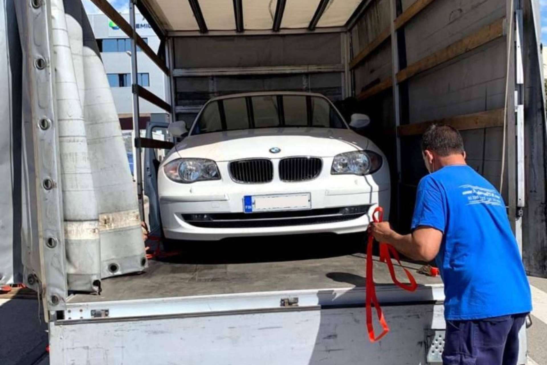 Transporte de vehículos a larga distancia con el equipo especializado de Mudanzas BCN Internacional
