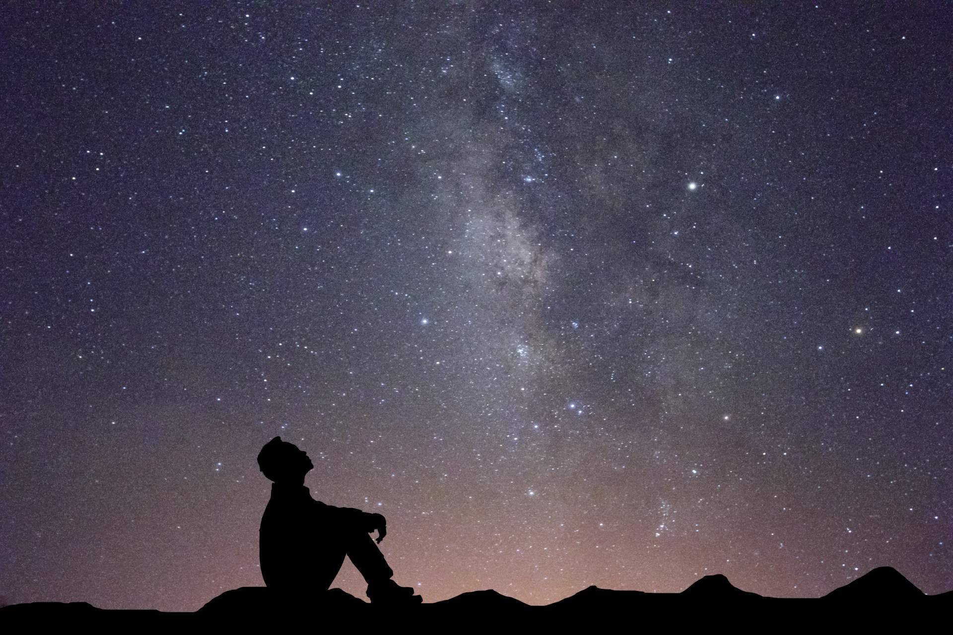 Despedirse de los seres queridos con globos que llegan al cielo y a las estrellas
