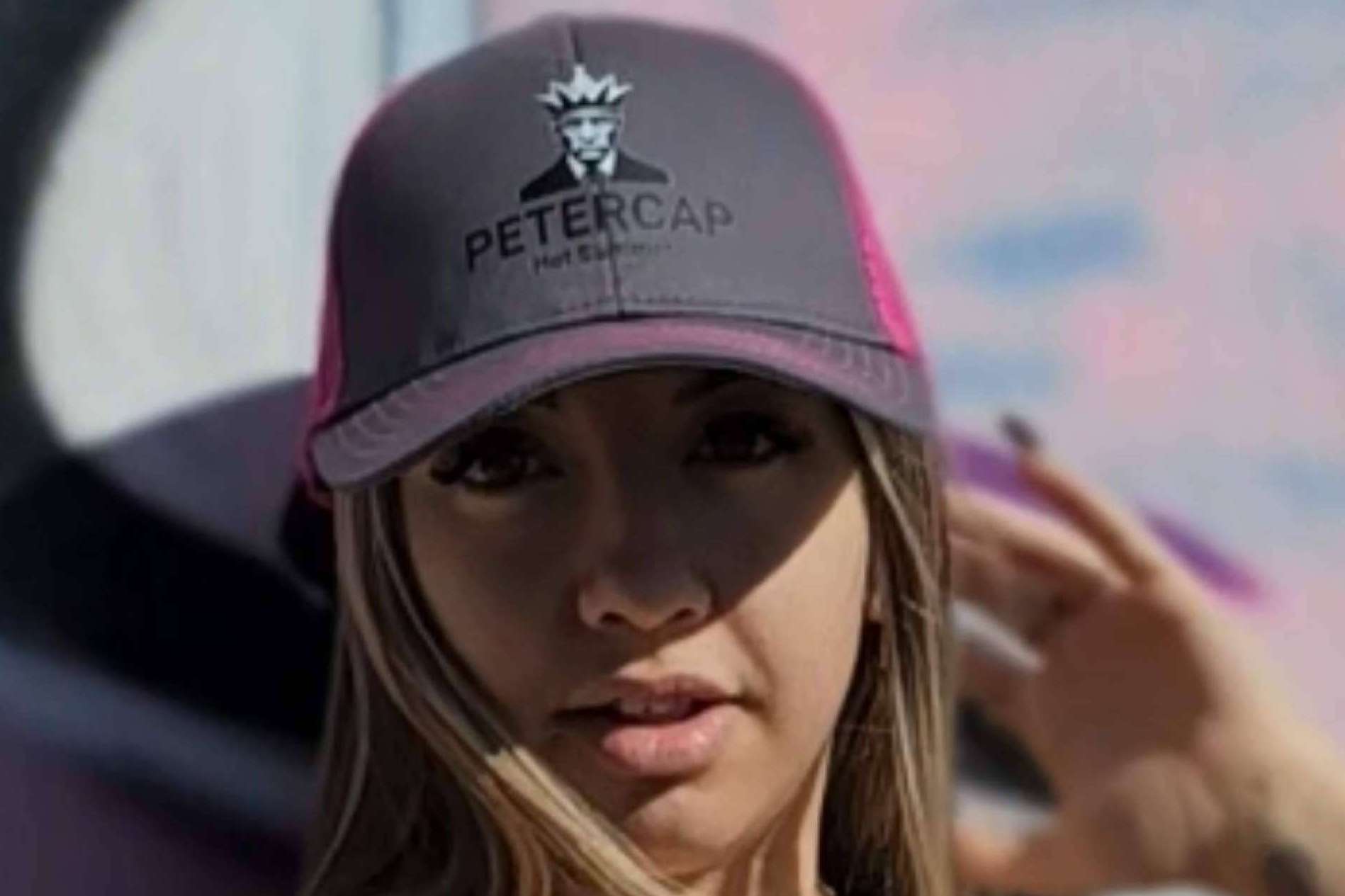 Una empresa de venta de gorras exclusivas es Petercap