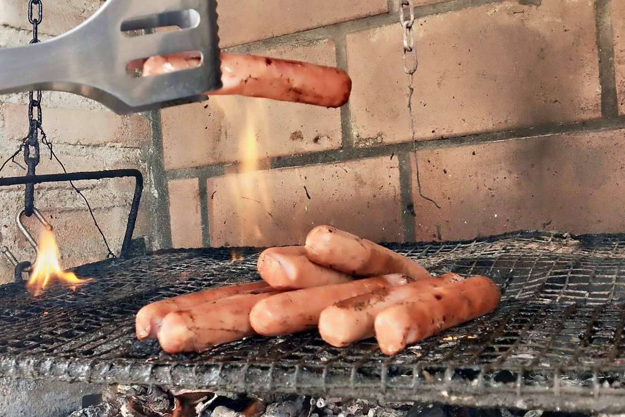 Salchicha ranchera colombiana crujiente y sabrosa en D´Carnilsa