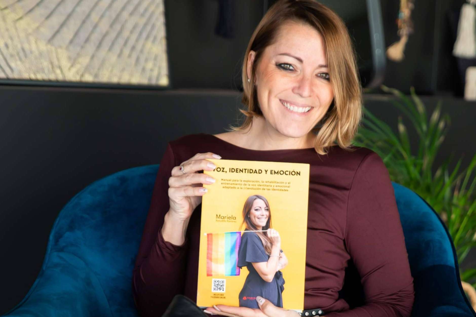 Mariela Astudillo publica 'Voz, identidad y emoción', un libro especializado en feminización de la voz y voz identitaria