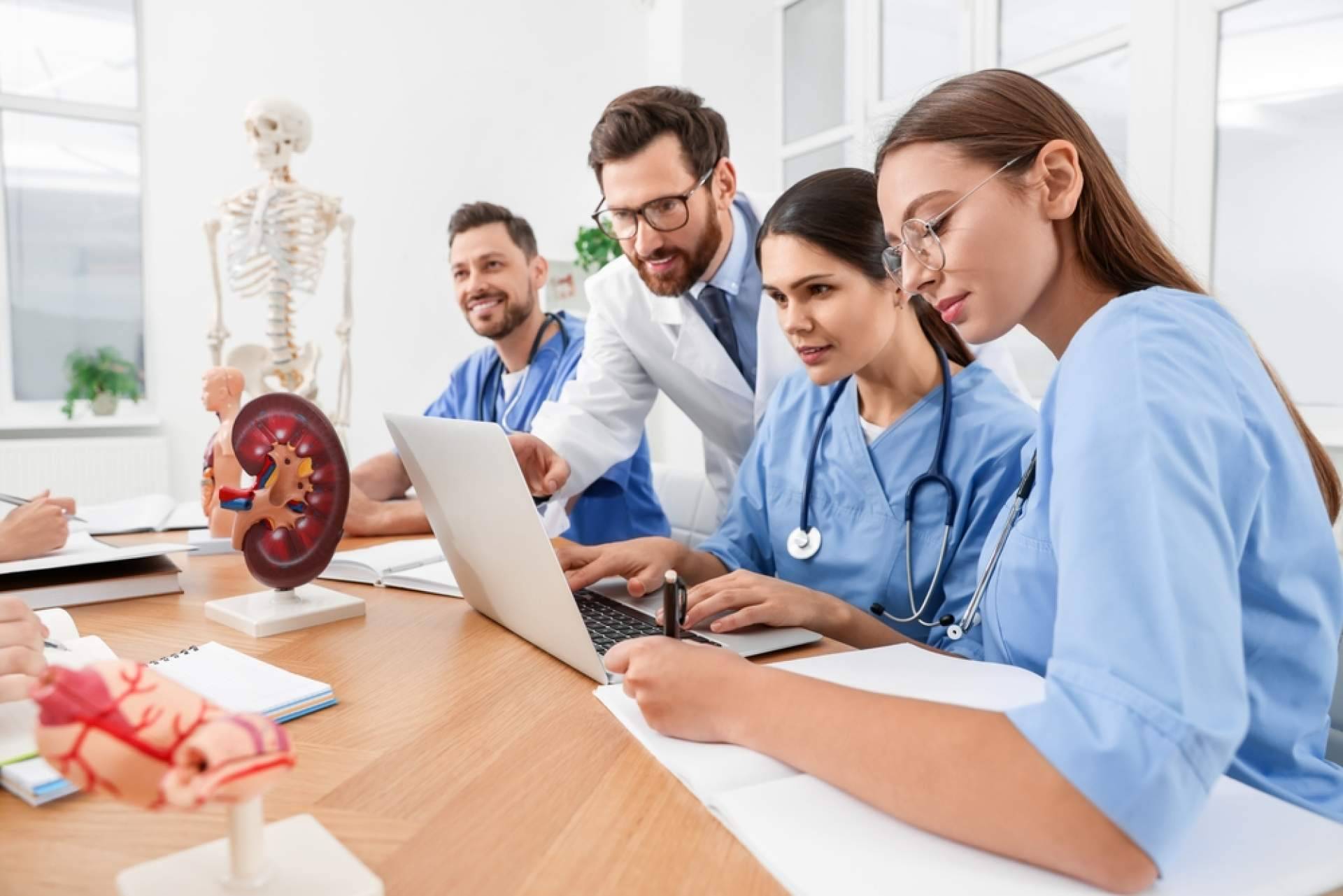 Máster, expertos y cursos de especialización de Universal Formación con acreditación universitaria de EUNEIZ