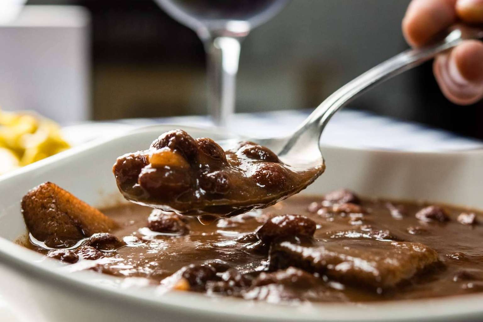 Disfrutar de alubias de Tolosa en el restaurante Órdago en Madrid