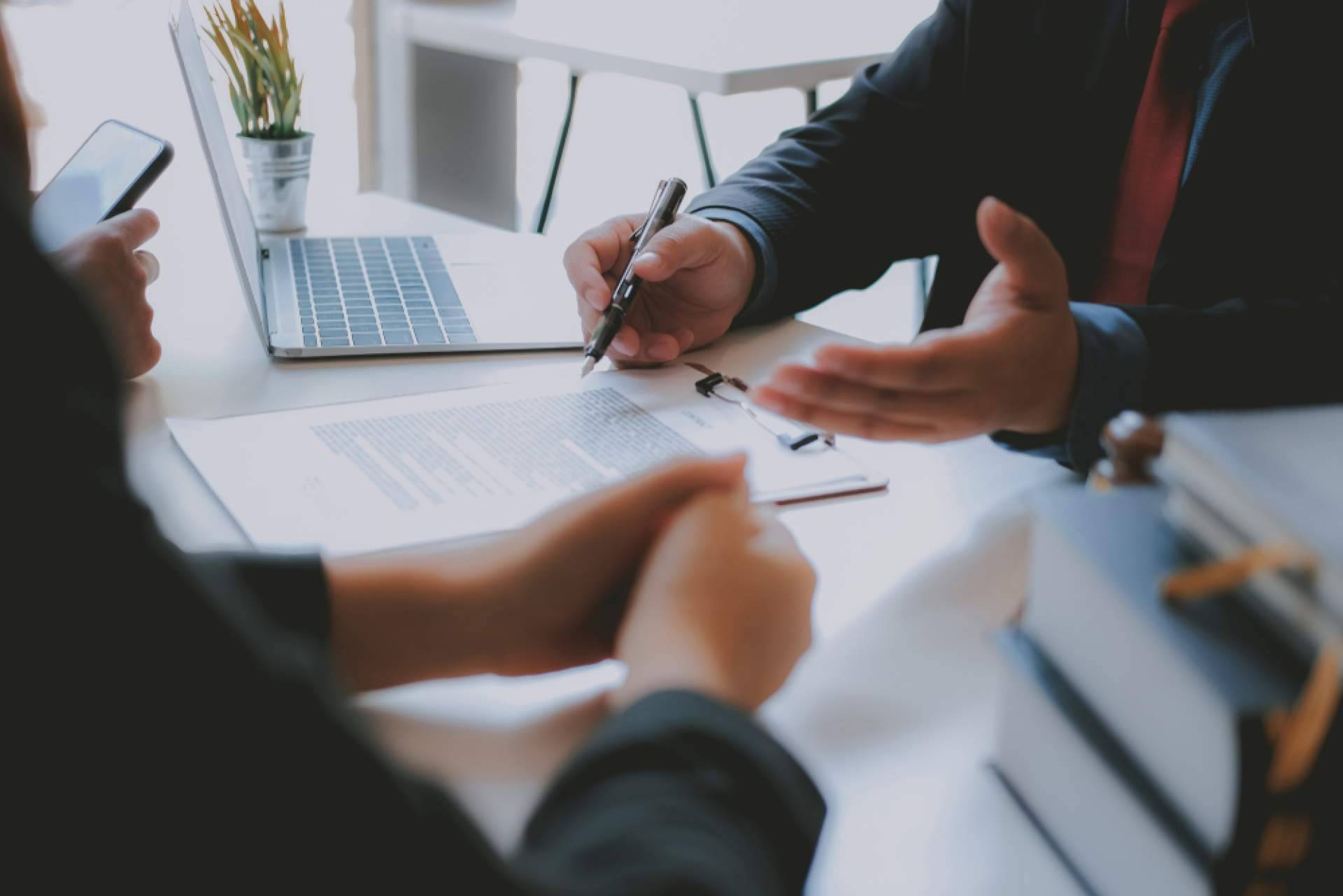 ¿Cuáles son los beneficios de contratar una asesoría legal antes de comprar o vender una propiedad?, por Grupo PREIC