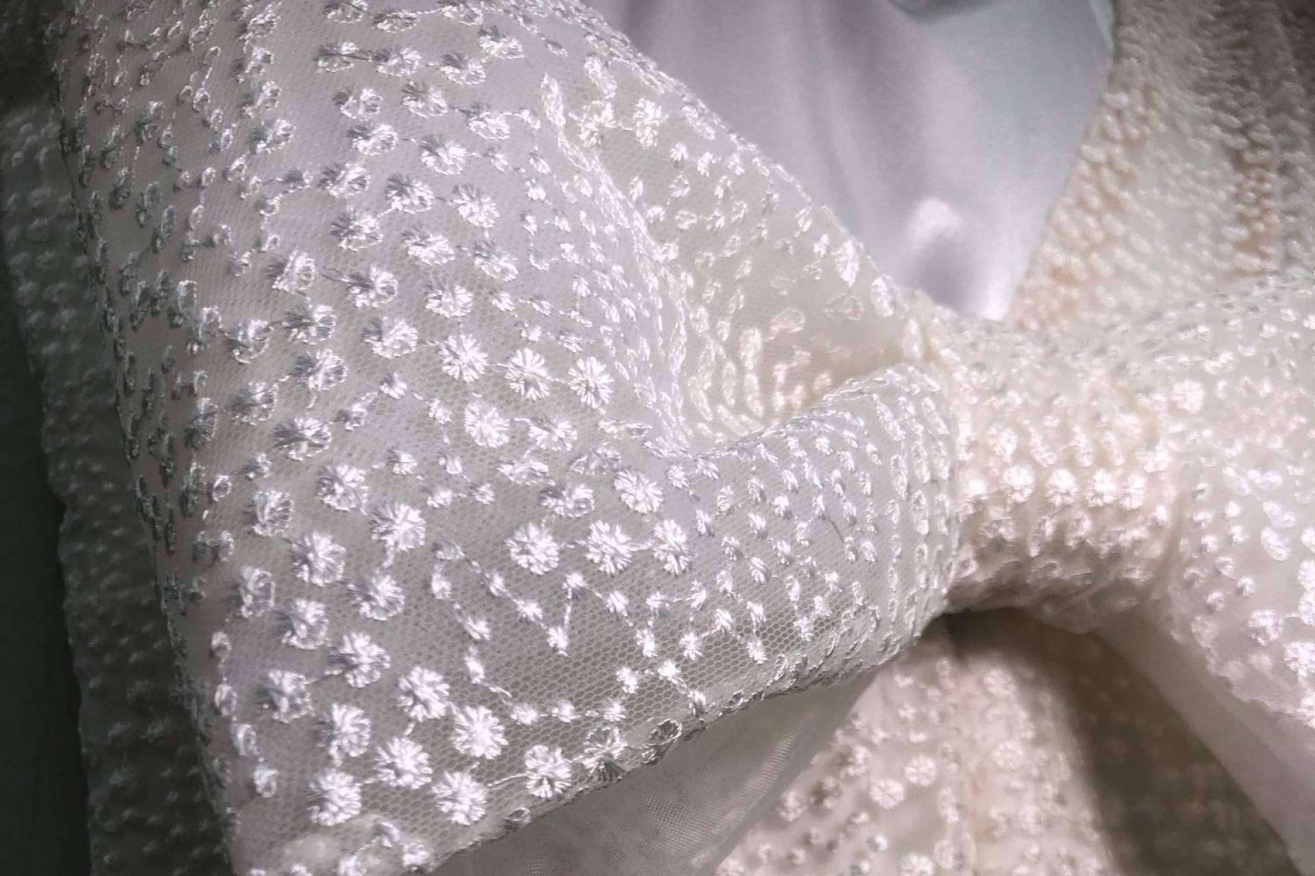 Vestidos de novias con flores, lazos y tejidos sostenibles son tendencia en 2024