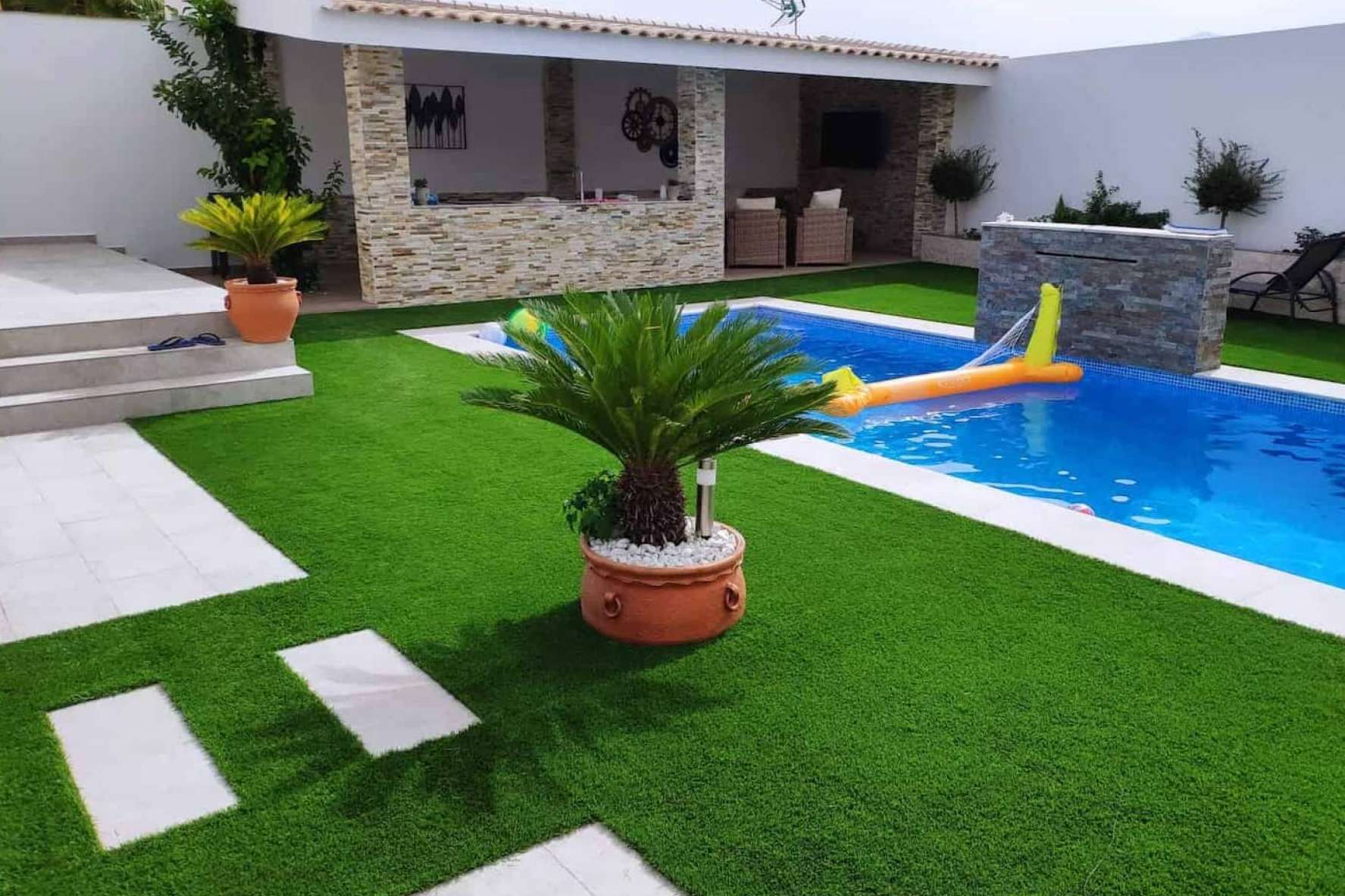 Albergrass apuesta por el césped artificial para lograr un exterior perfecto