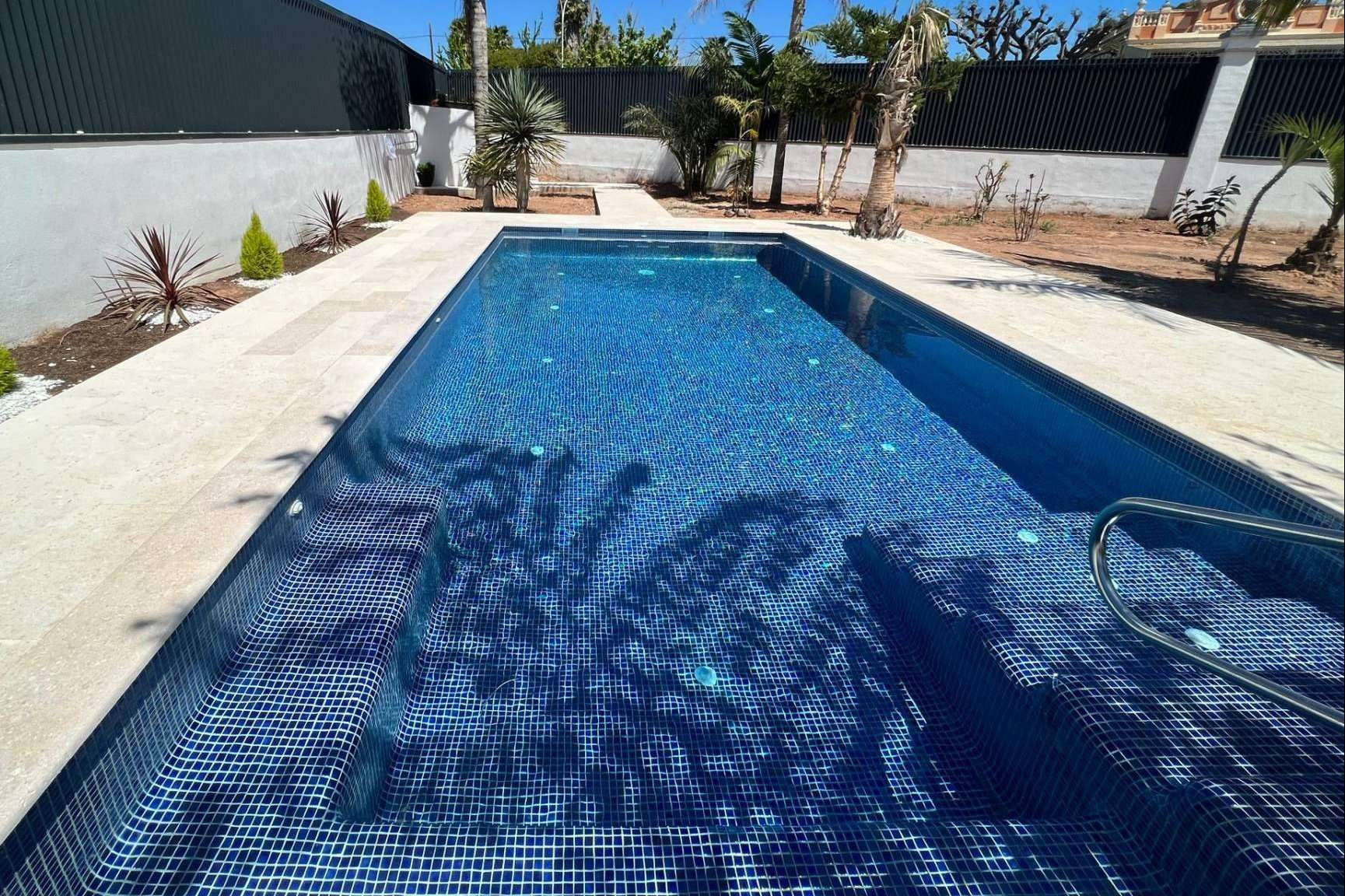 PoolTiger ayuda a clarificar el agua eliminando las partículas en suspensión