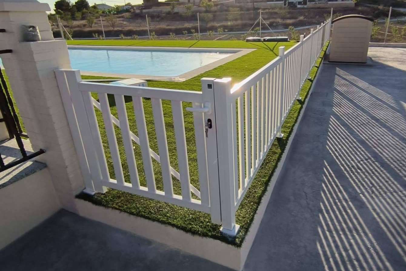 La seguridad y resistencia que ofrecen las vallas PVC de AKOTADO