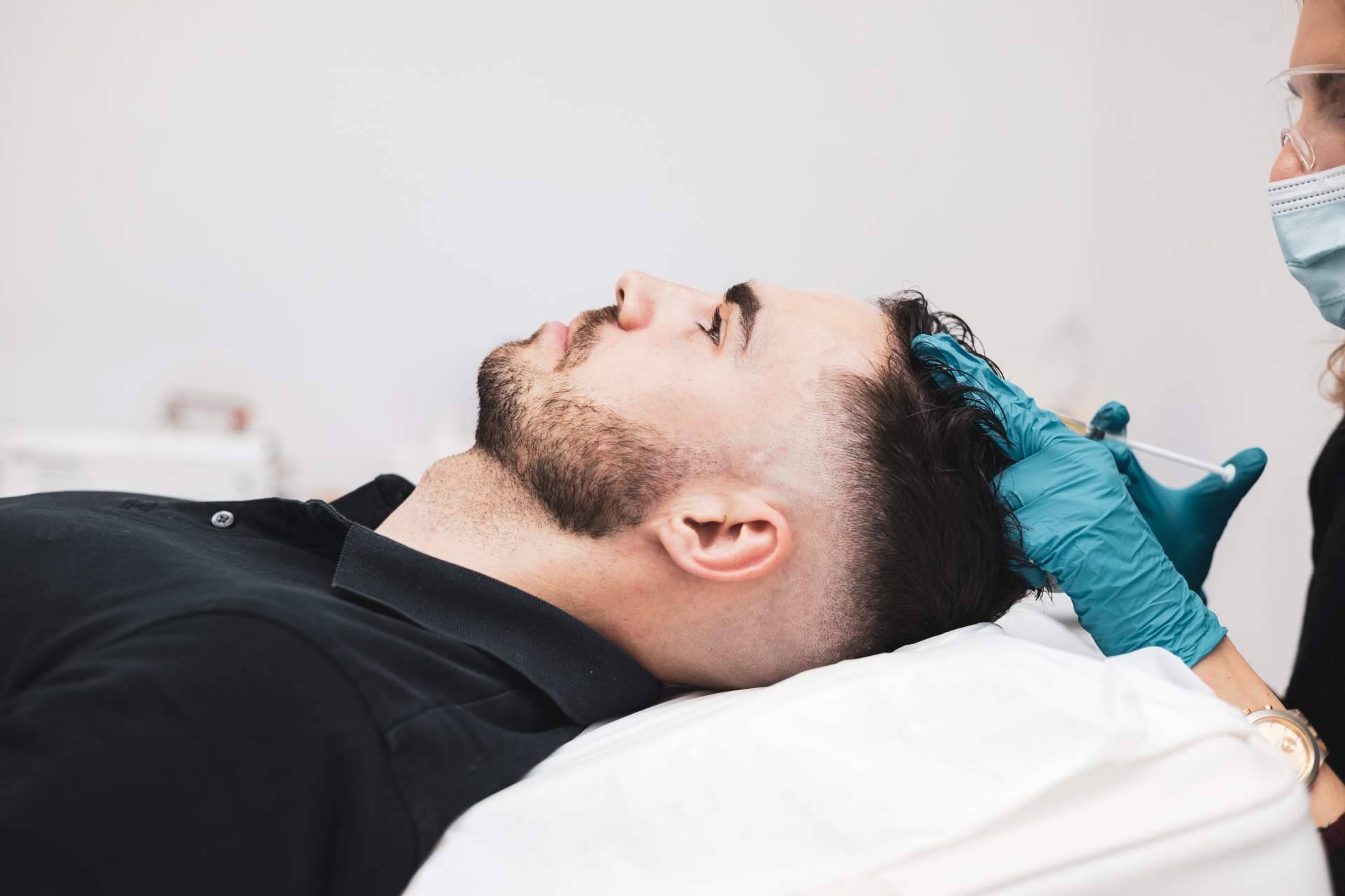 El Doctor Jesús Aníbal Mora realiza tratamientos de injerto capilar en Madrid en Capilar Innovation Clinic