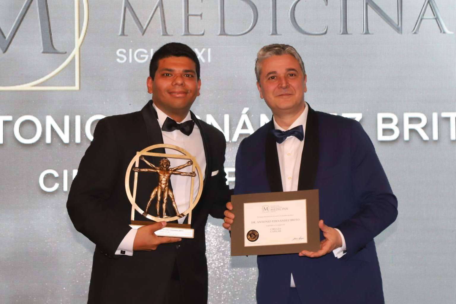 El Dr. Antonio Fernández Brito de Microcapilar Hair Clinic, galardonado como Cirujano Capilar
