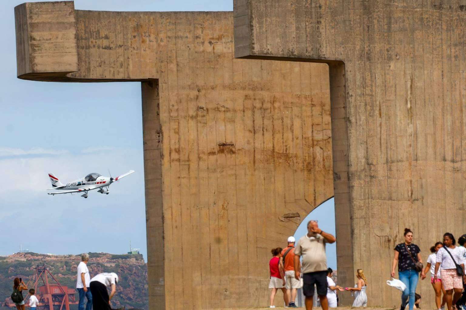 Volar en ultraligero sobre los acantilados de la costa asturiana con Asturfly