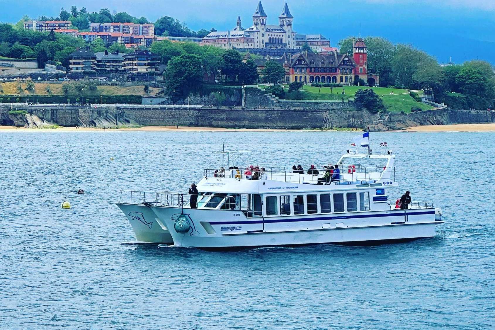 Conocer la costa de San Sebastián desde otro punto de vista, a bordo del Catamaran Ciudad San Sebastián