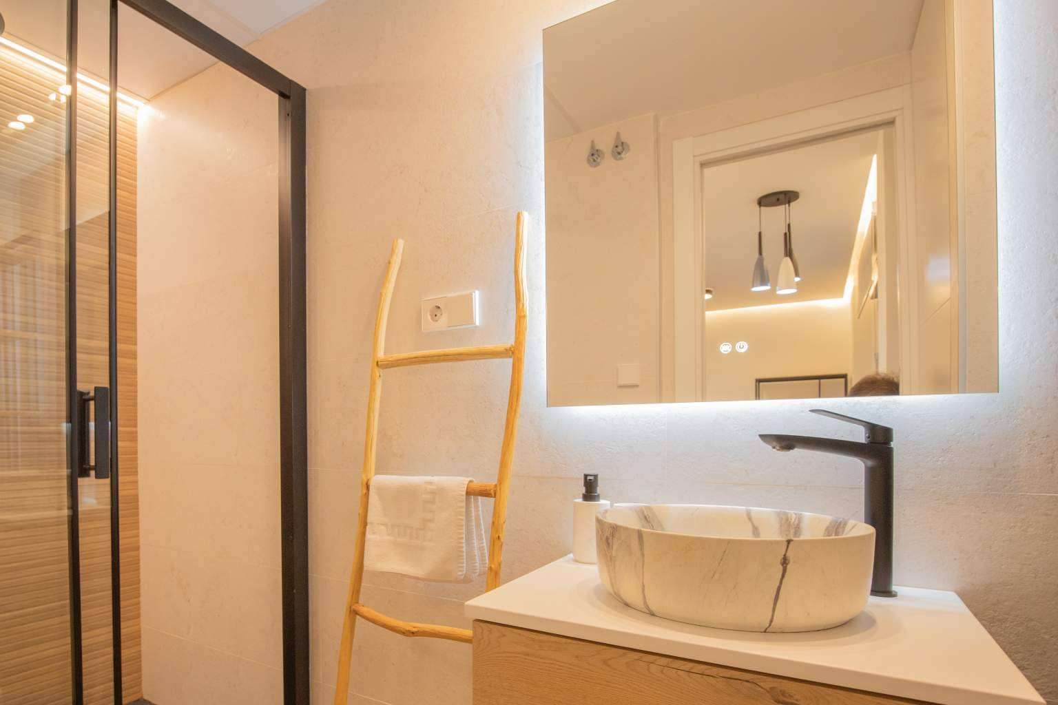 Disfrutar plenamente de la capital madrileña al hospedarse en un piso céntrico con Karem Home