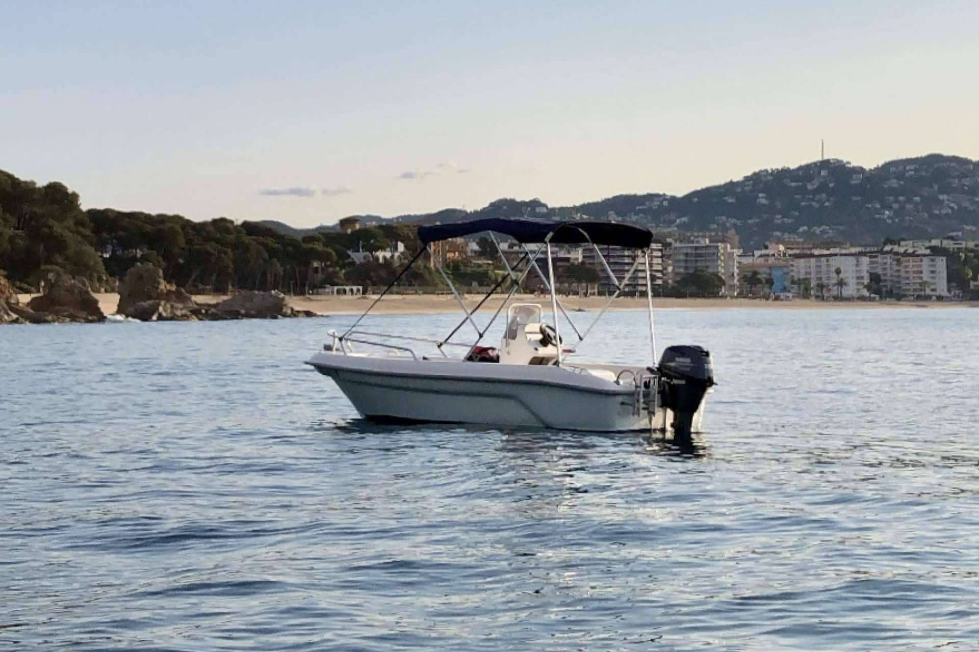 Navegar en barco por Lloret de Mar sin tener permiso ni licencia de capitán