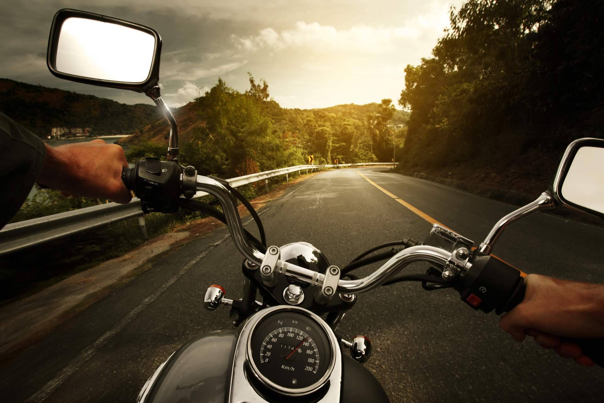 Practicar mototurismo de forma segura y divertida con los consejos claves de Eginer