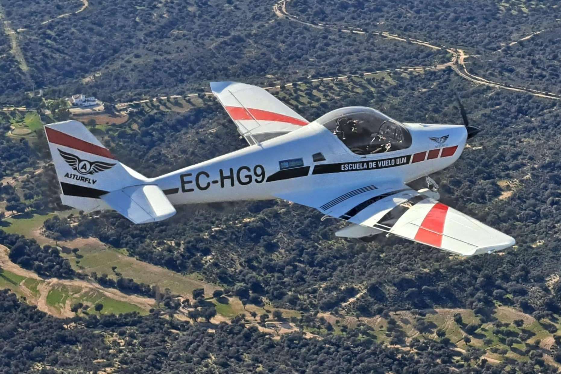 Beneficios de obtener una licencia de piloto ultraligero ante la de piloto privado