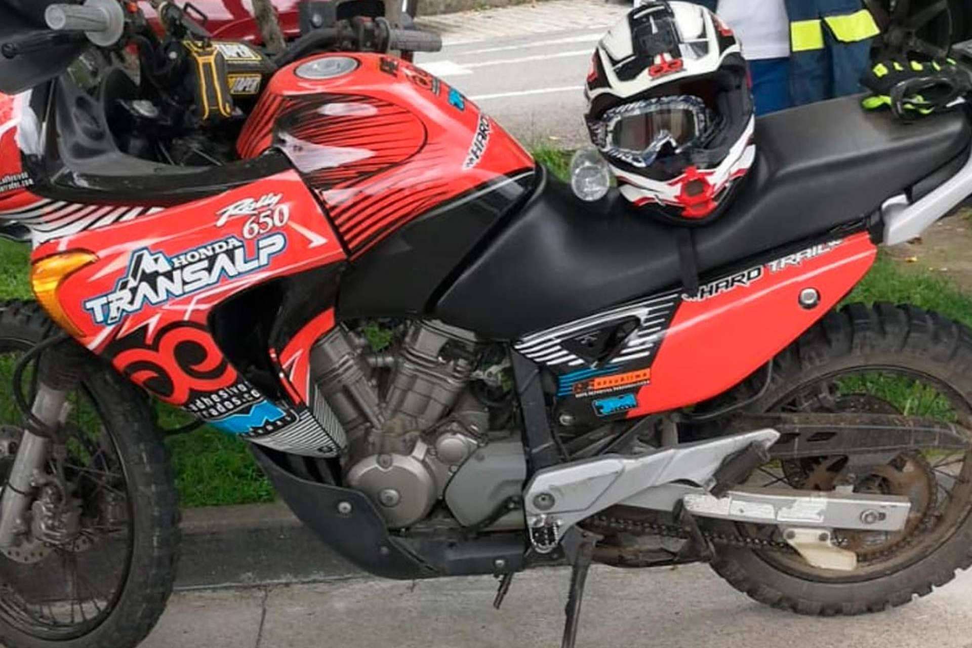 ADHESIVOSEMBARRADOS ofrece kits de pegatinas personalizados para motos offroad