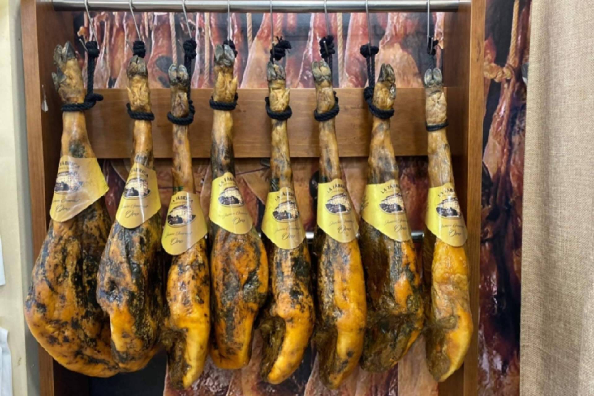 La Fábrica ofrece jamones y quesos artesanales de alta calidad, tradición y un sabor inconfundible