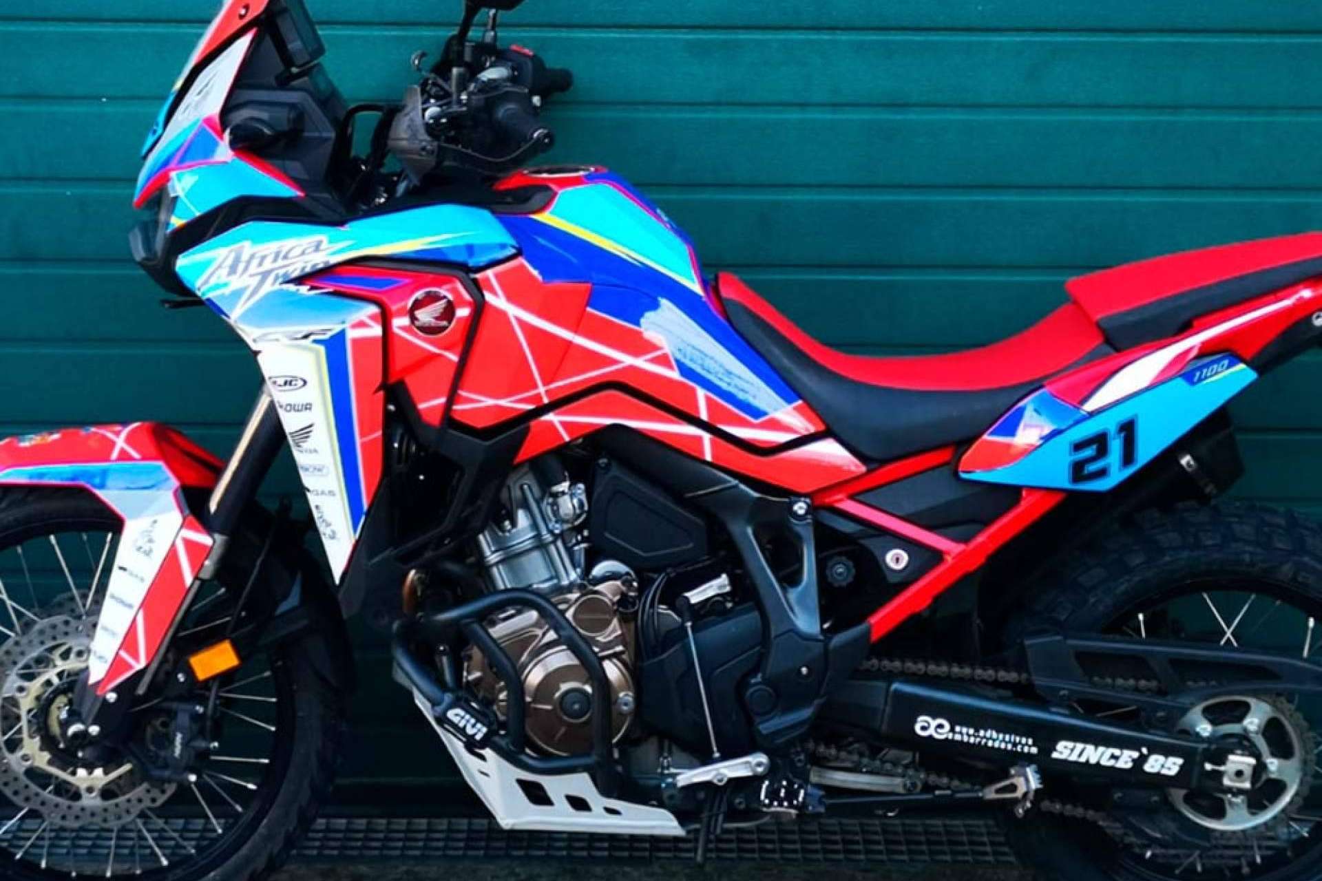 ADHESIVOSEMBARRADOS, especialistas en el diseño y fabricación de adhesivos personalizados para moto